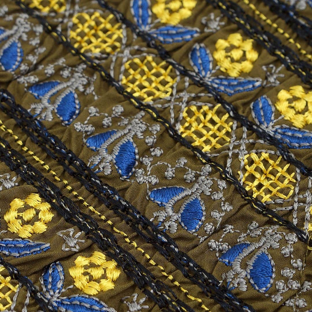 marbleSUD(マーブルシュッド) のインスタグラム：「この刺繍の中に動物が隠れています。見つけられますか？  玉虫色の羽が美しいといえば…」