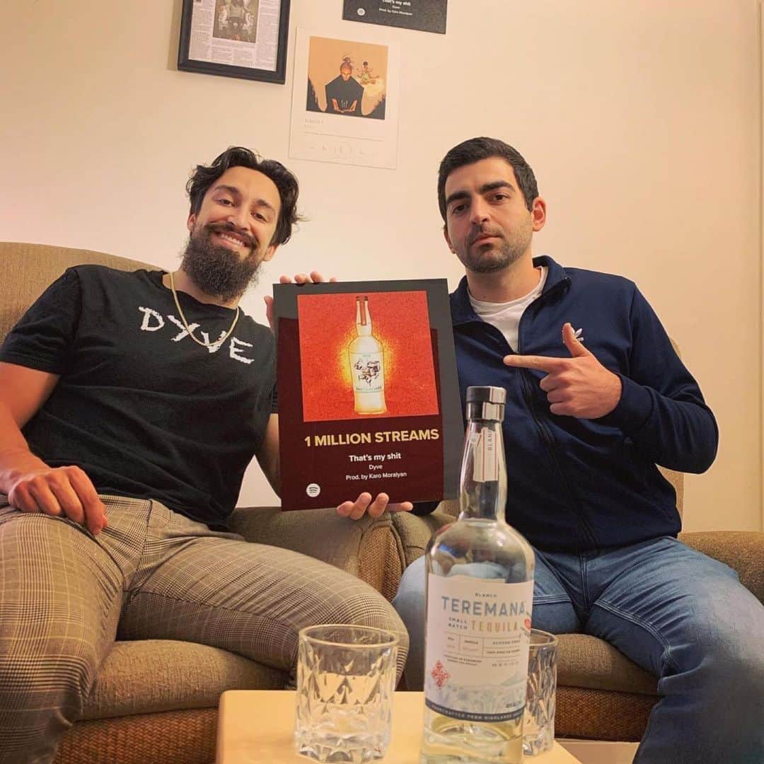 ドウェイン・ジョンソンさんのインスタグラム写真 - (ドウェイン・ジョンソンInstagram)「1 MILLION STREAMS #ThatsMyShit 👏🏾👏🏾🎶🥃🥃 You gotta love @onlydyve’s humility in his caption below👇🏾 I know what it’s like to be broke too, brother but keep chasin’ that dream and being the hardest worker in the room...stay positive.. it’ll all pay off - as you can already see 🙏🏾  Posted @withregram • @onlydyve I started my music career journey almost 6 years ago, writing/recording songs using Garageband on my iPad, performing at some really small shows in Spokane, WA where I had some good friends come support and I never stopped making music.  I then tried going on tour and ended up living in my car for 3 months, completely broke, even sometimes only had bagels to eat for the day just to chase this dream I had.  The highs and lows the last few years have been so challenging, one of the biggest battles is wondering if all this hard work will ever even pay off, but each day waking up, staying positive and striving to be the hardest worker in the room has kept me going.  Hitting a million streams on a song is such a huge milestone and is something that means more to me than just a number.  I don’t think I could ever thank @therock enough for promoting and supporting my music, when he said he was a fan of my music, I really tried my best to not FREAK THE FUCK OUT and fan girl lol.  It truly meant the world, thank you. I’m forever grateful for the opportunity to have my music be heard and I won’t let it go to waste. Shoutout my SAVAGE producer @karomoralyan , all my fans who have been so supportive, thank you so much 🙏🏼 New Album coming out soon 🤫 And a huge thank you to the @teremana team, here’s to another milestone 🥃 #dyve #teremanatequila #Milestones   Also, HUGE shoutout to my guy @osmansalahuddin for creating this fire plaque 🙌🏼🙌🏼🙌🏼」2月10日 19時02分 - therock