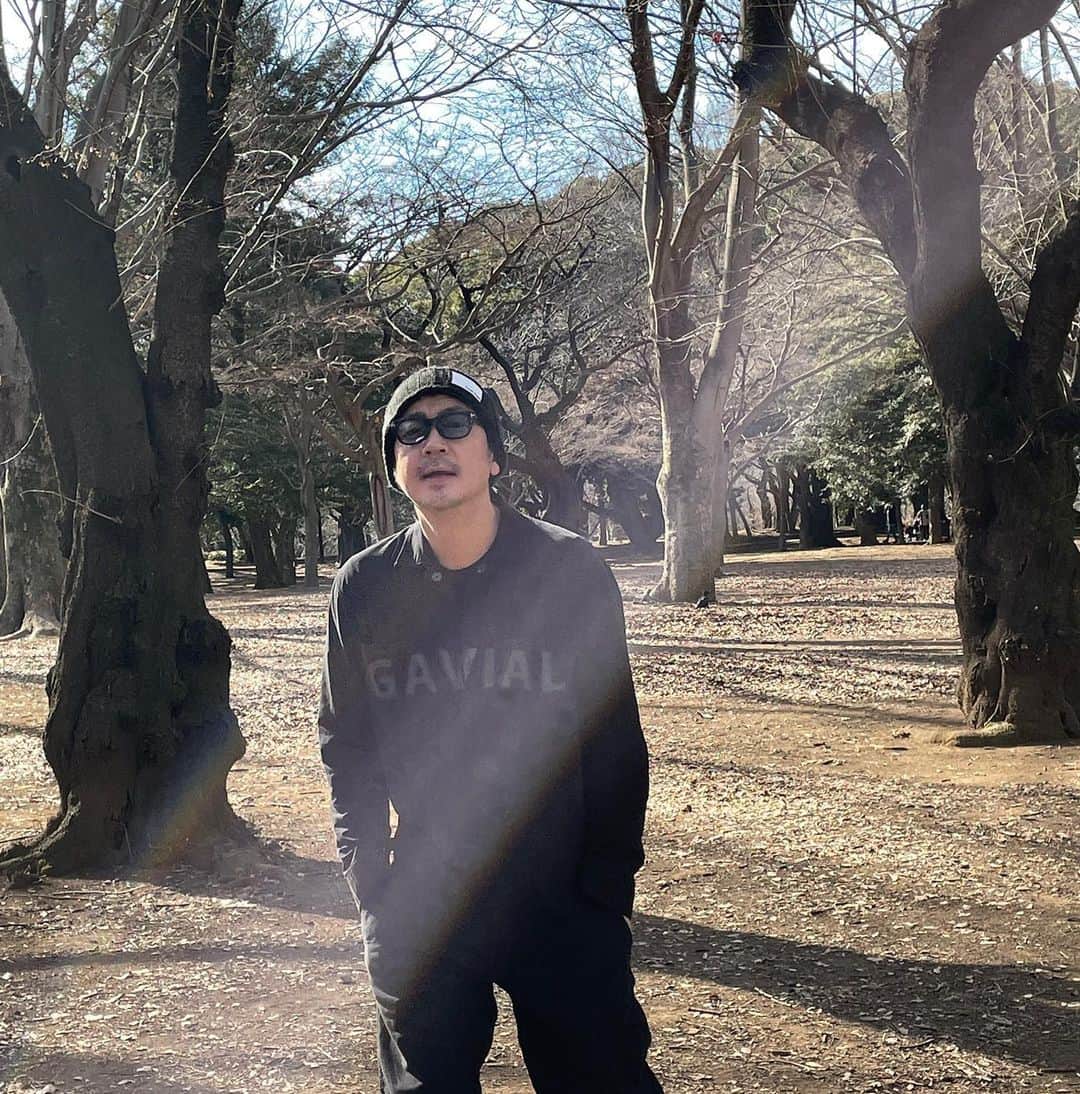 月に吠える。のインスタグラム：「ポケットに手をつっこんで歩く日和  #大森南朋  #gavial  #thatfeel」