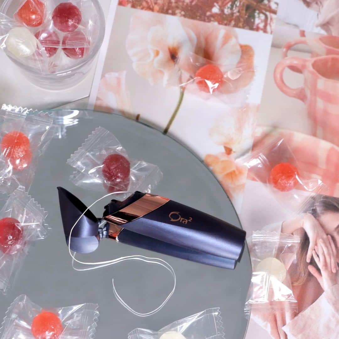 Ora2（オーラツー）のインスタグラム：「もうすぐバレンタイン💝みんなのお気に入りのチョコは何🍫❓ぜひコメントで教えてね💬💕 ちなみに！ チョコレートに含まれるポリフェノールはステイン（着色汚れ）がつく原因のひとつ😨オーラツー プレミアム クレンジングフロスで歯間に残ったステインを磨き落とそう✨ 　 #Ora2 #premium #オーラツー #オーラルビューティーケア #オーラツープレミアムクレンジングフロス #デンタルフロス #フロス #オーラルケア #歯間ケア #歯間美白 #美意識 #美容 #美容好き #女子力 #女子力アップ #バレンタイン #チョコ #チョコレート #キャンディー #ピンク #置き画 #物撮り #写真 #フォトスタイリング #写真好き」