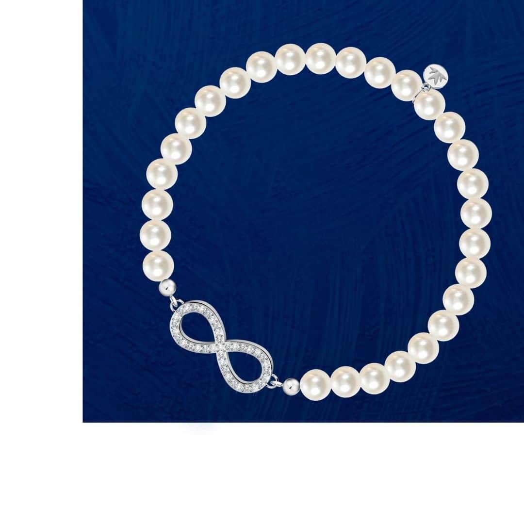のインスタグラム：「Say it with pearls: this #Gioia bracelet reveals a romantic message covered in crystals!  . . . #GIOIELLIDAVIVERE 💫」