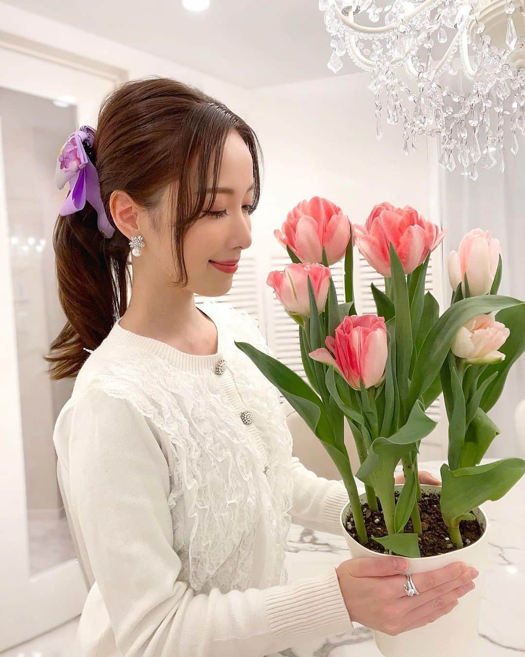 瀬戸早妃のインスタグラム：「最近ストーリーに沢山載せているお花たち🌷 今日はとっても可愛いチューリップに出逢えたので.お外用にお迎えしました💕 . お花は、自分の心の鏡🪞👸 自分が元気がない時はお花も元気がなく… （お手入れをしっかりできていない😢）💐 ごめんねって言い聞かせながら一生懸命お手入れするとたちまち元気になってくれたり🥺 お花に気づかされることや、お花から学ぶことが多いです🌷✨ . 心に余裕がない時はお花を飾る気持ちにもならなかったり…🤔 みなさんはどうですか？ . 可愛いお花たちと共にHappyな日々に感謝して暮らしたいですね💓 ︎︎︎︎☑︎pierce @montresorsaki  こちらのピアス.mon trésorにて新発売です🎶 . #チューリップ #TULIP #🌷 #お花 #お花のある暮らし #lifestyle #flowerslife #flowers」