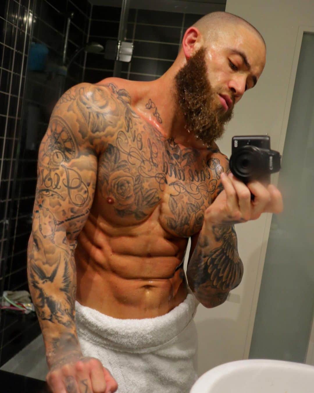 アシュリー・ケインのインスタグラム：「Since every other comment has been ‘Ragnar Lothbrok’ 😅 I thought I’d drop my favourite quote from the famous Viking ⚔️ . “A man does two things: He fights to conquer and preserve, and he looks after his family." 💯 . My interpretation of this is ~ We don’t necessarily go to war, but we fight to conquer mental battles, daily challenges and overcome obstacles everyday to maintain health, careers, ambitions, finances and relationships... & as a man, if you have a family, you should do everything in your power to look after them! ✊🏾❤️」