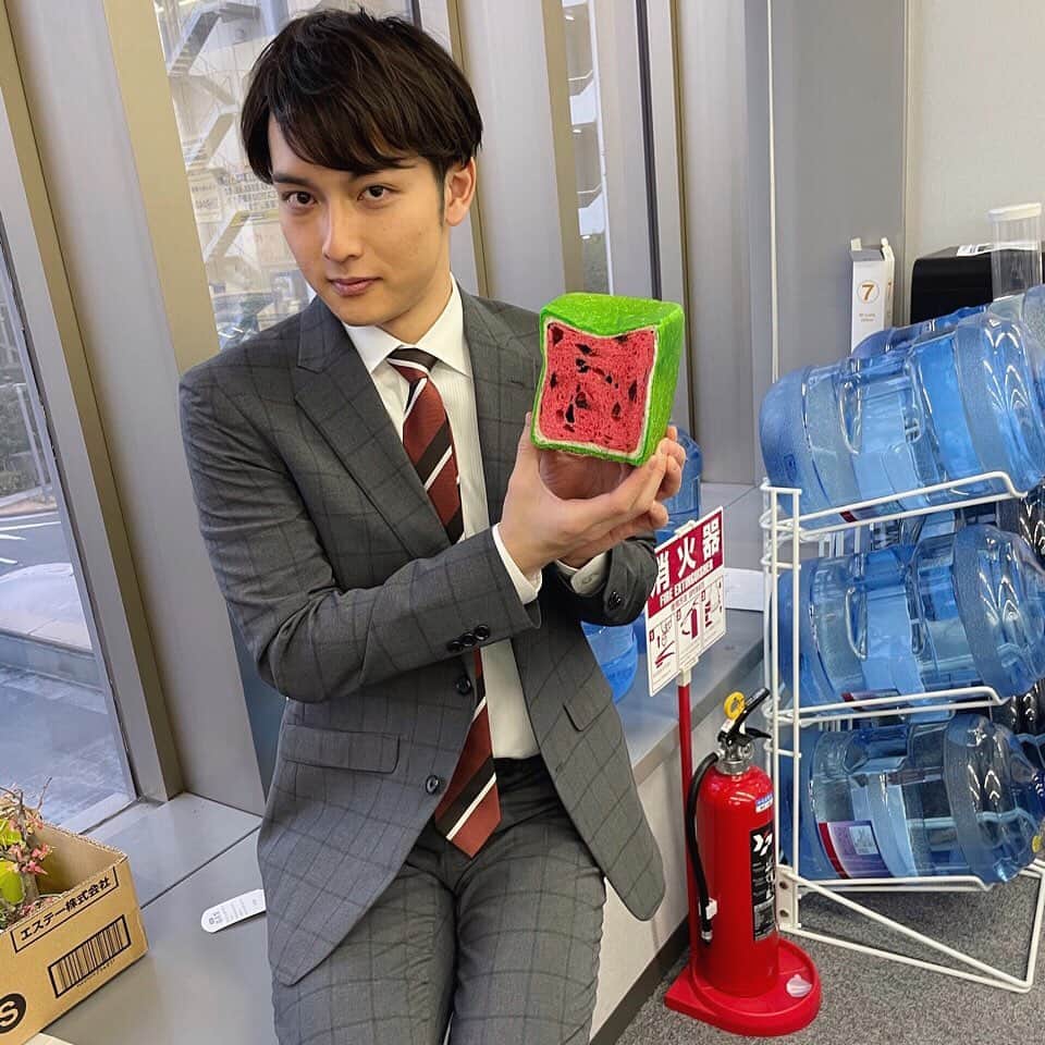 のインスタグラム：「明日のNスタは！ご当地パン特集✨  コバヒロアナは冬にスイカ…？？ではなく、 スイカ色の鮮やかな生地に チョコレートを種に見立てた 「スイカパン」を見て 「目で楽しめる…」と興味津々でした☺️🍉  他にもご当地の魅力的なパンをご紹介予定です🍞 明日のNスタもお楽しみに❕  #nスタ #井上貴博  #ホラン千秋 #小林廣輝  #ニュース #tbs #パンフェスティバル #ご当地パン #スイカパン」