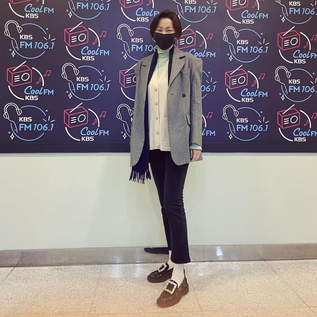 のインスタグラム：「오랜만에 찾은 89.1 라디오 스튜디오.  어제 잘 들으셨나요? 🪴💛 #해피설날  #설날에는세자매와함께  #이제봄이오려나」