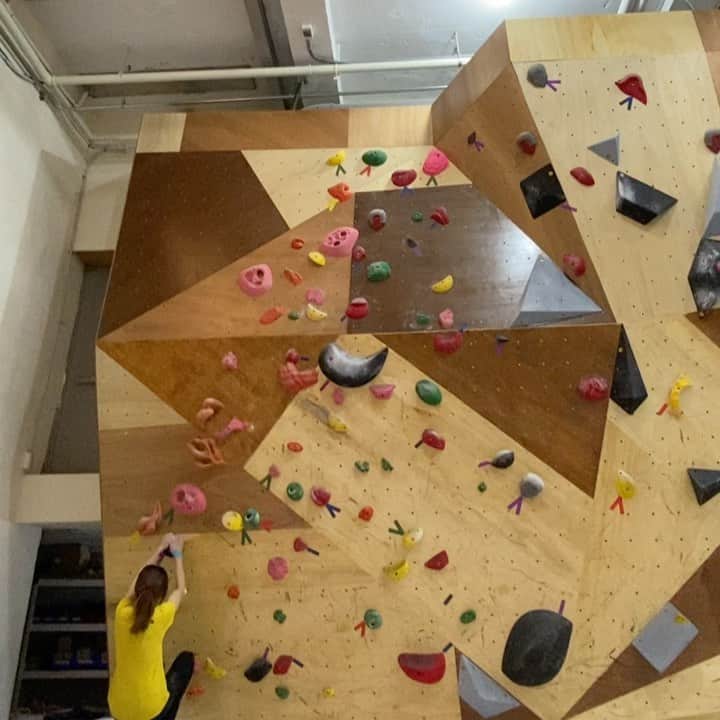 ホン・イン・リーのインスタグラム：「好玩的動態~  落下 #單腳煞車  #抱石 #bouldering」