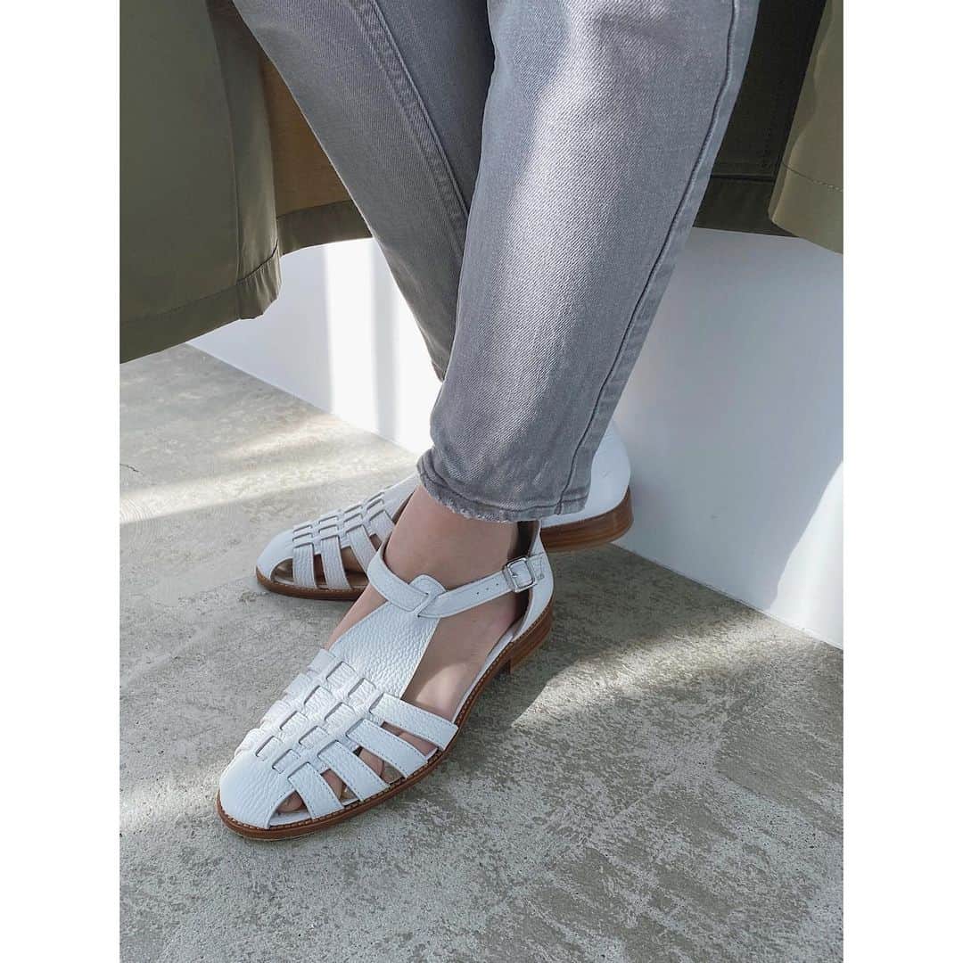 のインスタグラム：「🌼...NEW ARRIVAL!!﻿ ﻿ 今週入荷の注目アイテムをチェック！﻿ ﻿ ﻿ ☑︎今年注目のグルカサンダル﻿ ☑︎IÉNA30thスペシャル別注アイテム﻿ ﻿ ﻿ ﻿ ーーー﻿ ﻿ PASCUCCIグルカサンダル﻿ ¥21,000+tax﻿ col:ホワイト﻿ size:36.37.38.39﻿ no.21093910001310﻿ 店舗→2/11（木）﻿ ONLINE STORE→追加予約受付中﻿ ※Eコレクトは各店舗2/11(木)〜承ります。﻿ ※お取置き、お取寄せは2/15(月)〜承ります。﻿ ﻿ ﻿ ﻿ SAINT JAMES別注OUESSANTボーダーカットソー﻿ ¥10,800+tax﻿ col:グレー、ブルー、イエロー﻿ size:1.3.4.5﻿ no.21070910001210﻿ 店舗→2/11（木）﻿ ONLINE STORE→予約販売受付中※通常販売無し﻿ ※Eコレクトは各店舗2/12(金)〜承ります。﻿ ※お取置き、お取寄せは2/15(月)〜承ります。﻿ ﻿ ﻿ ﻿ COGTHEBIGSMOKE別注パフスリーブスウェット﻿ ¥22,000+tax﻿ col:ナチュラル、ネイビー、ネイビーB﻿ size:フリー﻿ no.21070910011210﻿ 店舗→2/13（土）﻿ ONLINE STORE→2/12（金）正午〜﻿ ※Eコレクトは各店舗2/13(土)〜承ります。﻿ ※お取置き、お取寄せは2/14(日)〜承ります。﻿ ﻿ ﻿ ーーー﻿ ﻿ ﻿ #IENA #イエナ﻿ #IENA_21SS﻿ #IENA_30TH﻿ #Comfy_Happiness」