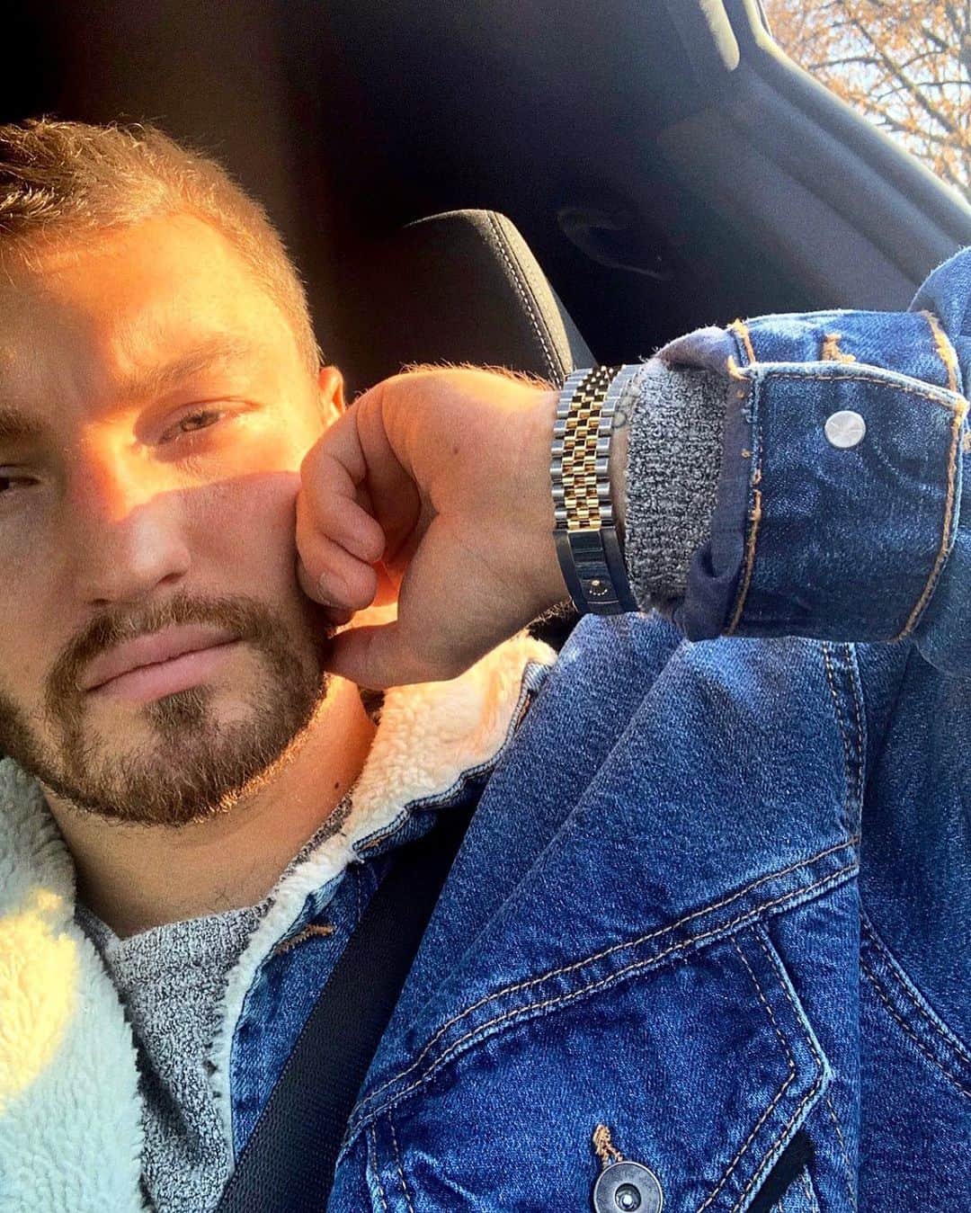 jotipolizoakisのインスタグラム：「golden hour. 🌞」