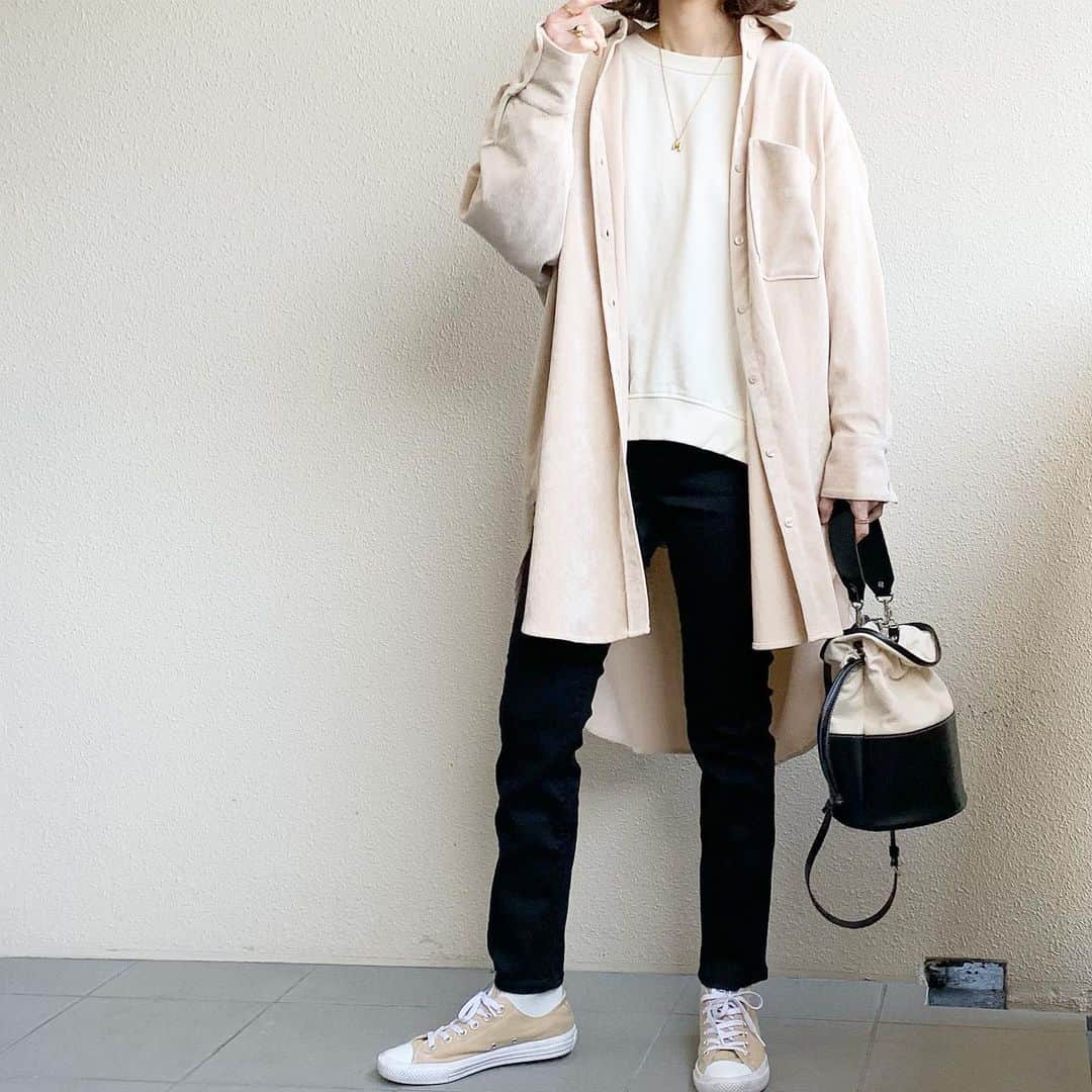 sayasu__のインスタグラム：「・ 2020.2.10 ・ 履きやすくてヘビロテの @uniqlo #ハイライズスキニーアンクルジーンズ  の 着回しコーデ♡ ・ ・ 来週の生活発表会に向けて 毎日のように練習している👧🏻 このご時世だから 見に行けるのは1人だけ🙄 👨🏻👩🏻も見に行きたいのに…泣 どっちが見に行けるかな😑 ・ ・ #コーデュロイシャツ#イニシャルペンダント #zara#ザラ#スウェット#handm#エイチアンドエム#converse#コンバース #ユニデニ#ユニクロデニム族#uniqlo#ユニクロ#UNIQLOJEANS#uniqloginza2021SS #ユニデニコーデ#PR ・ アイテム詳細はトップページのPARTEから飛べます✨ ・」