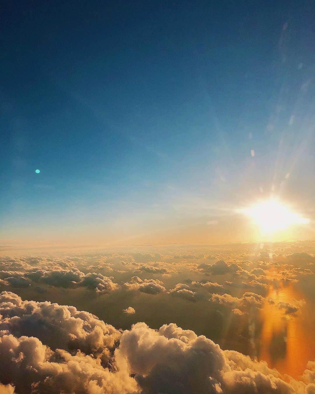 原田彩さんのインスタグラム写真 - (原田彩Instagram)「🌎🌎🌎 . いつかの雲の上の夕焼け。 綺麗だったなあ☺️ . きょうもごはんたくさん食べて おなかいっぱいで幸せ🍙 . #カコソラ #夕焼け #雲の上 #飛行機からの景色 #夕焼け空」2月10日 19時19分 - ancororiin