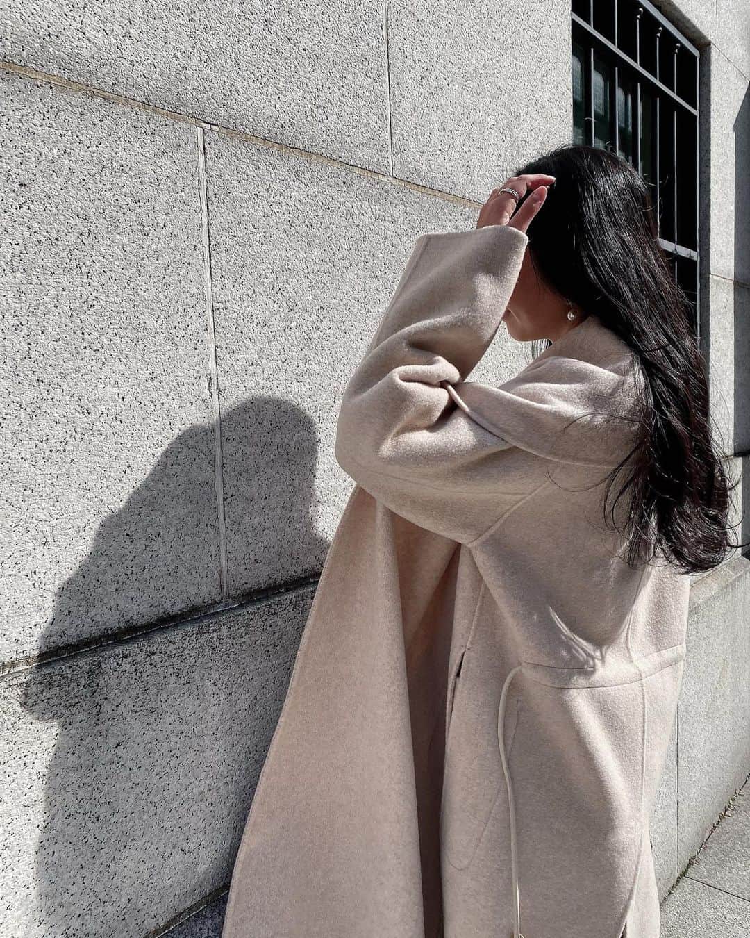 鈴木詩織のインスタグラム：「最近髪を褒められることが多くてうれしい♡  間違いなく愛用している @spica_haircare_shop キラキラのタネの洗い流さないトリートメントのおかげだと思う😉 まとまりがあるし、前はもっとアホ毛が凄かったんだけどそれも軽減されてる！  ロングヘアなので、使う量は2枚目くらいを髪に馴染ませてるよ🤍クリームタイプで香りも良い。ヘアサロンから発売されているトリートメントのなかでコスパもいい気がするよ🙆🏾‍♀️  髪のぱさつきやまとまりに悩んでいる人に是非使ってほしい〜！！ ﻿ キラキラのタネは公式アカウントのURLからポチっとできます✔︎ そして2/12（金）まで公式アカウントでキャンペーンを﻿やってるそうなのでぜひ。 ﻿ ﻿ ﻿  ﻿ #spica#ヘアケア#キラキラのタネ#アウトバストリートメント#おこもり美容#おうち時間 #ヘアミルク#洗い流さないトリートメント#PR#ロングヘア#黒髪ロング#黒髪ロングヘア#地毛#髪質改善」