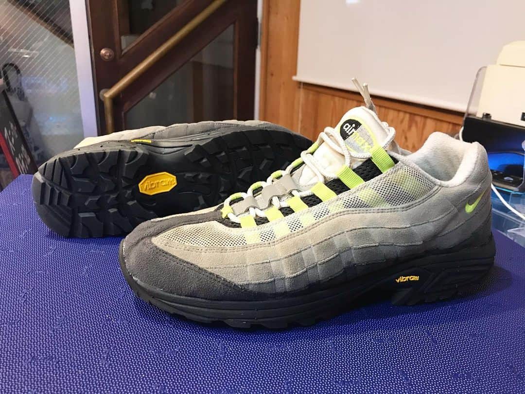Sneaker At Randomのインスタグラム：「NIKE AIR MAX 95  ソールは加水分解してしまったため ビブラムソールでオールソール交換させて頂きました。  ご依頼ありがとうございます。  #airmax95 #nike #aırmax #スニーカー好き#スニーカーアトランダム #スニーカー #スニーカー修理 #修理職人 #市川 #本八幡 #大阪 #心斎橋 #sneakeratrandom #sneaker #shoestagram #repair」