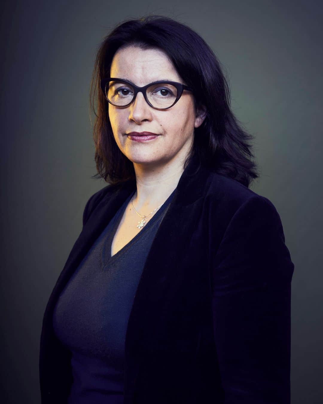 ルモンドのインスタグラム：「Cécile Duflot, directrice de l’ONG Oxfam France (@oxfamfrance), se dit très inquiète sur le risque de victoire de Marine Le Pen en 2022. L’ancienne secrétaire nationale des Verts, qui a été ministre du logement de François Hollande, exhorte la gauche et les écologistes à s’entendre pour éviter ce « désastre » démocratique:⁣ « Quand on considère qu’il y a des gauches « irréconciliables », on est condamné à être politiquement minoritaire. La majorité de 2012 s’est effondrée, car François Hollande n’a pas tenu compte de tous ceux qui l’avaient élu, notamment les électeurs de Jean-Luc Mélenchon. En 2014, les écologistes sont partis sur un désaccord de fond, et c’est devenu irréparable. Il ne faut jamais oublier qui vous a élu, pourquoi et pour quoi faire. Contrairement à la droite, où la culture est d’être derrière le chef, une majorité de gauche et écologiste ne peut exister que si elle reste diverse et capable de dialoguer. »⁣ -⁣ Cécile Duflot (@cecile_duflot), à Paris, le 8 février. Photo : Roberto Frankenberg (@robertofrankenberg) #PourLeMonde⁣ -⁣ #politique #ecologie」