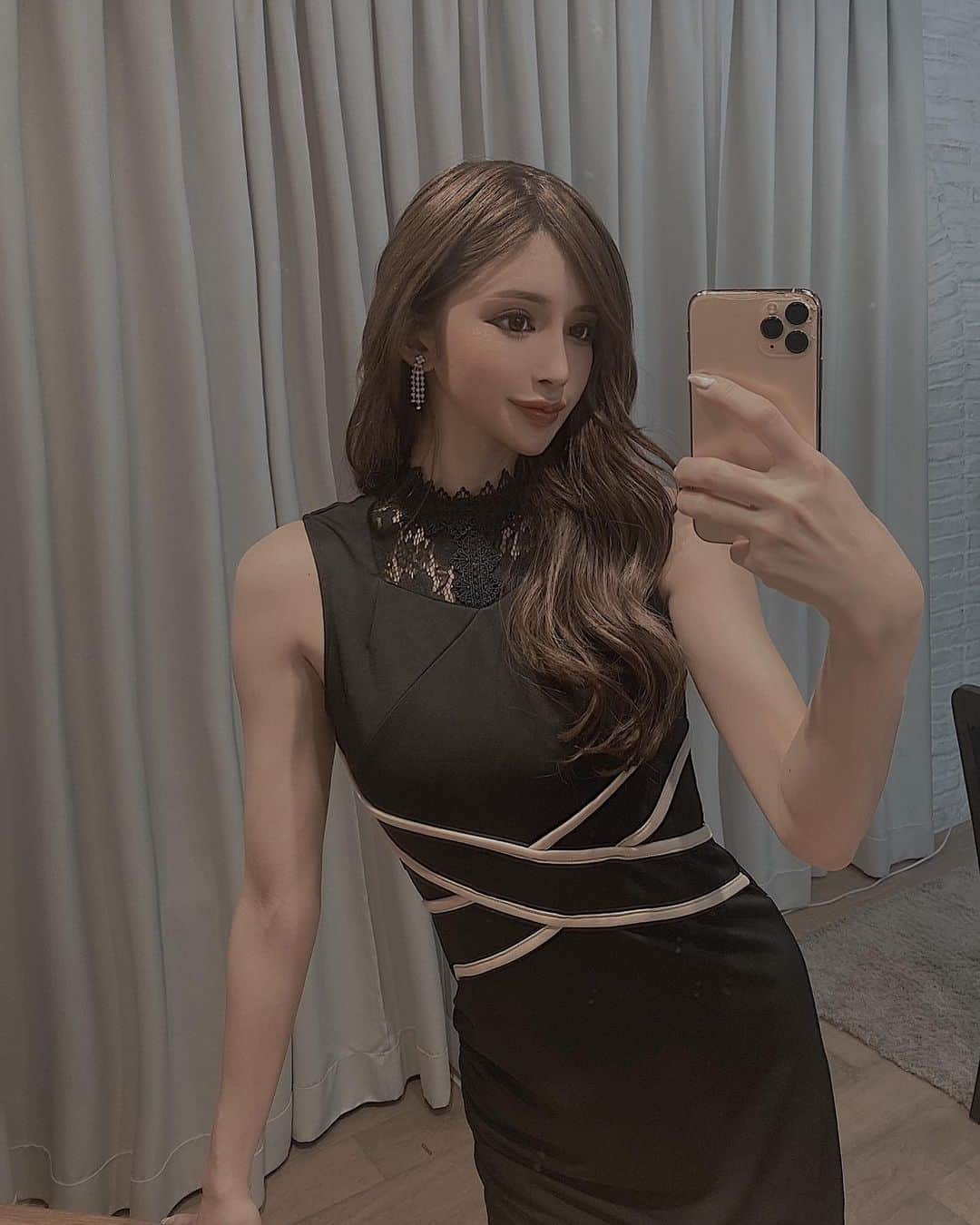 小原優花のインスタグラム：「I wore a lot of dresses for shooting📸💕  Dazzy《 @dazzy_official 》さんのドレス撮影でした🥰♡♡  ウエストが細見えする上品な膝丈ドレス💗 春らしいふわっとしたシフォンの切り返しドレス💗 レースの透け感が可愛いバレンタイン♡って感じの赤のセパレートドレス💗  ドレス大好きでいつも1着1着わくわく着させて頂いております👗💓 ありがとうございました🌹  #dress #dazzy #デイジー」