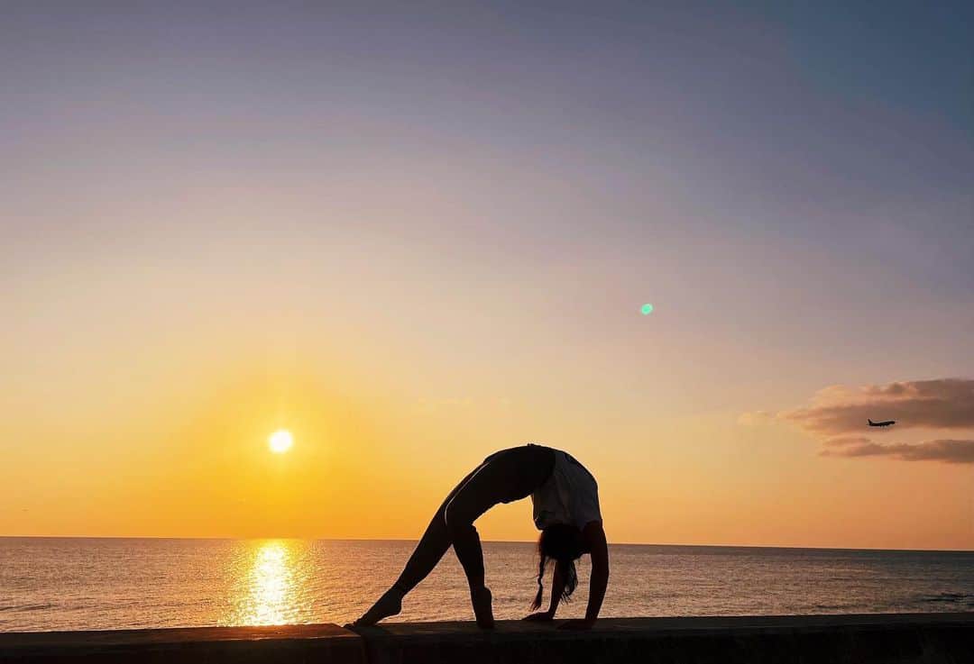 LuCyCoさんのインスタグラム写真 - (LuCyCoInstagram)「🌅  catch the moment   📸 @tgky504   #sunset #沖縄サンセット #柔軟 #ヨガ #yogalife  #砂辺  #catchthemoment  #おきなわ気分」2月10日 19時24分 - lucyco_blue