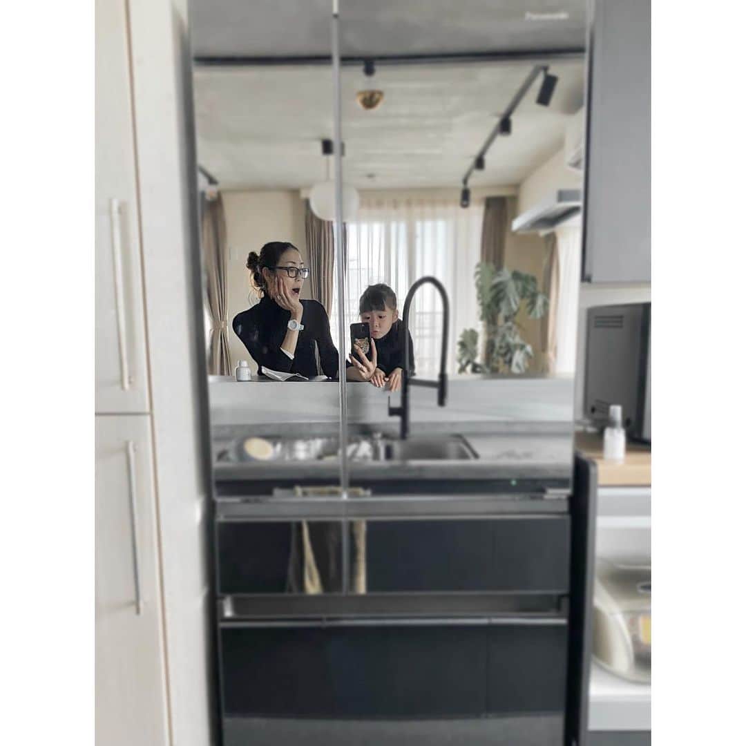 小林有里さんのインスタグラム写真 - (小林有里Instagram)「♡ おうちごと。 . . 鏡みたいな冷蔵庫と 鏡みたいな照明 . . 冷蔵庫は指紋つきますが、 部屋が広く見える気がして好き♡ . . 照明は これ一つで明るいのです♡ たしかLED。 . . . 気分転換に お部屋に緑増やしたいなぁ😌🌿 . . . #おうちごと #interior#kobahome @panasonicjp  @r_toolbox」2月10日 19時28分 - lilyshandmade