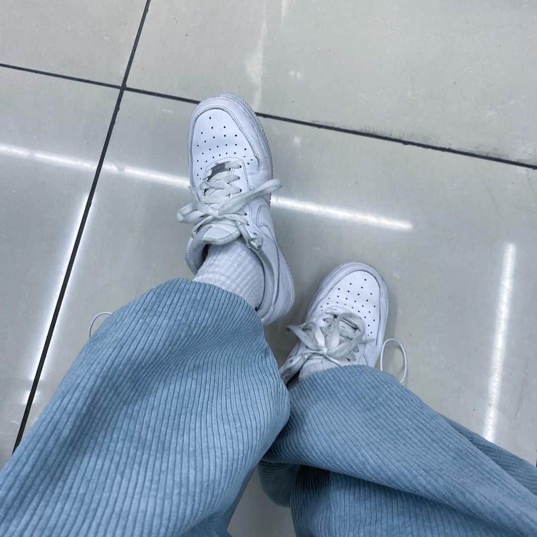 Yumeのインスタグラム：「またエアフォース1と水色だあ🥺🤍🤍 水色好きが止まらない、、、🥲🌼ほろほろ  #エアフォース1#ストリート#17kg#韓国通販」