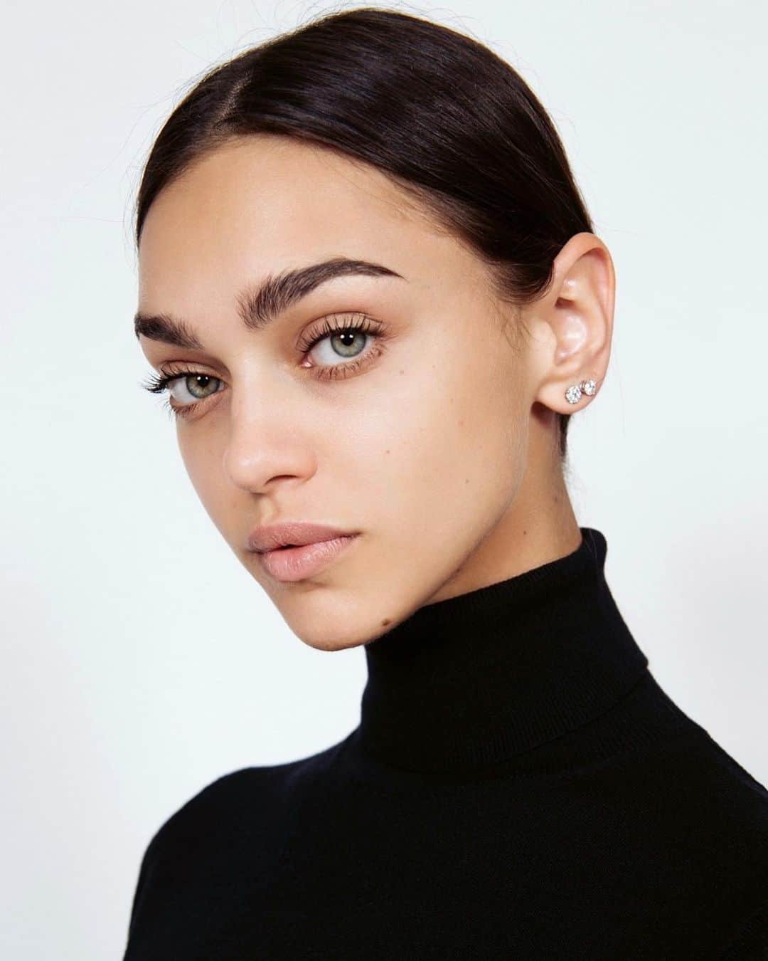 Zhenya Katavaのインスタグラム：「Фото сделано на кастинге в Милане.   На мой взгляд,  это отличный пример☝🏽как нужно выглядеть девочке на кастинге.  Нет макияжа, чистые и убранные волосы , обычный чёрный топ. Клиент должен знать реальность )  И не нужно выдумывать...」
