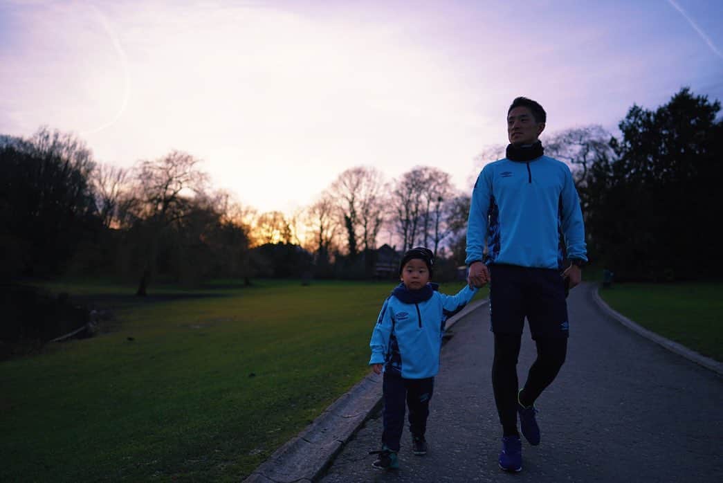 森岡亮太さんのインスタグラム写真 - (森岡亮太Instagram)「ヨーロッパには広い公園が沢山あります！有り余る息子のエネルギーを発散するのにはもってこいで、よく一緒に走りに行きます！ この前も夕方まで公園で一緒に遊びまわりました！」2月10日 19時31分 - ryota_morioka