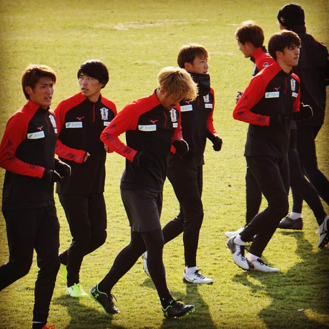 愛媛FCさんのインスタグラム写真 - (愛媛FCInstagram)「Today's traininng🍊  トレーニング後のダウンの様子となります～🏃‍♂️🏃  #ehimefc #愛媛FC  #原点回帰 #山瀬功治 #近藤貴司 #茂木力也 #西岡大志 #森谷賢太郎 #忽那喬司 #西田剛 #川村拓夢」2月10日 19時33分 - ehimefc12