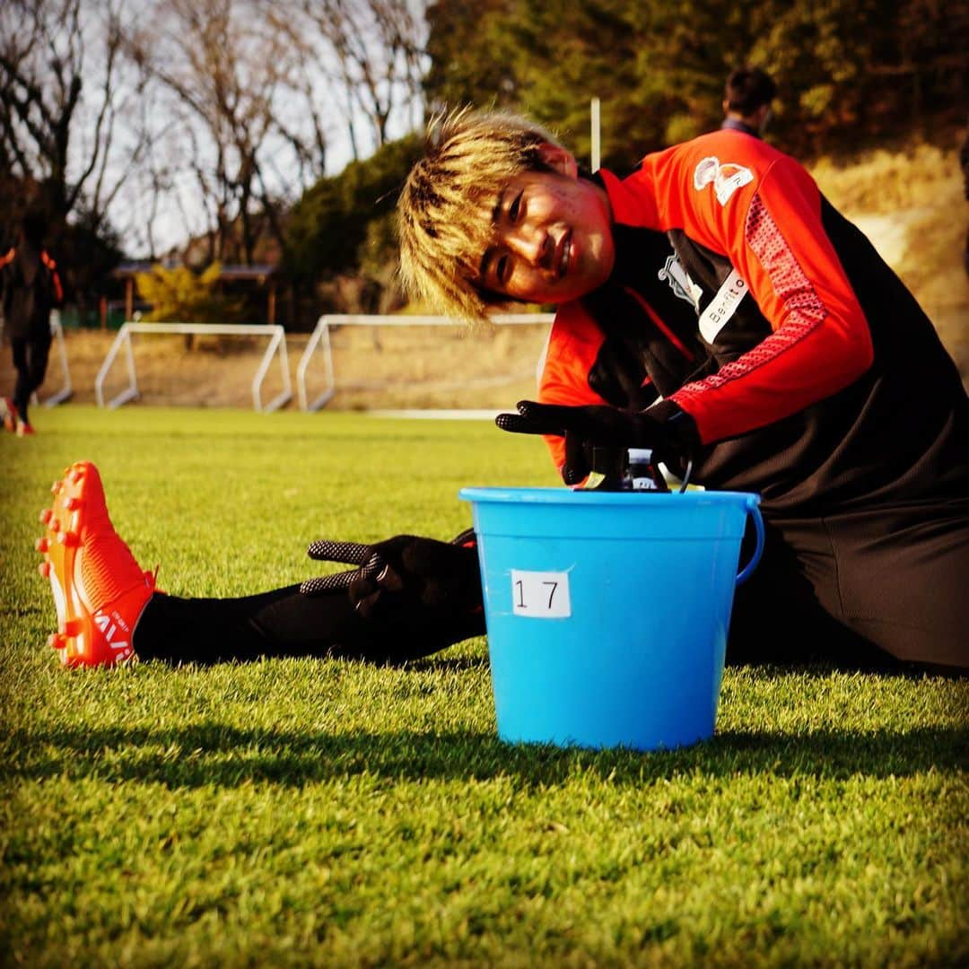 愛媛FCさんのインスタグラム写真 - (愛媛FCInstagram)「Today's traininng🍊  トレーニング後のダウンの様子となります～🏃‍♂️🏃  #ehimefc #愛媛FC  #原点回帰 #山瀬功治 #近藤貴司 #茂木力也 #西岡大志 #森谷賢太郎 #忽那喬司 #西田剛 #川村拓夢」2月10日 19時33分 - ehimefc12