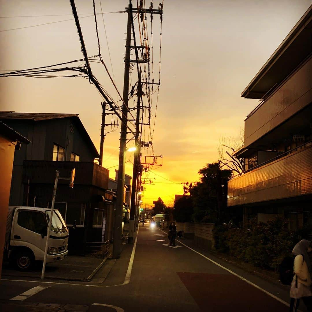 TEEDAさんのインスタグラム写真 - (TEEDAInstagram)「The sunset I saw in my hometown was really beautiful... Reminds me of my childhood.  キレイで思わず写メ撮っちゃったわ（笑） 地元で観る夕陽が一番好きだなー。  夕陽ってドコで観るかで見え方や感じ方が変わるから好きだわー。 、、、と哀愁ラッパー。  #backon #teeda #kenji03 #thesunset #夕陽　#足立区の夕陽」2月10日 19時33分 - teeda_bo