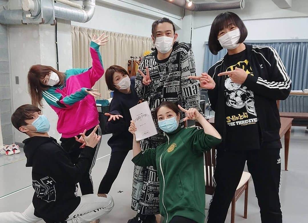 南海キャンディーズ【公式】のインスタグラム：「観に来てくれる人のために… 一緒にお芝居をする人のために… 自分のために… みんな真剣で　素敵です。 よろしければいらしてください。  公演ページ http://naikon.jp/next.html」
