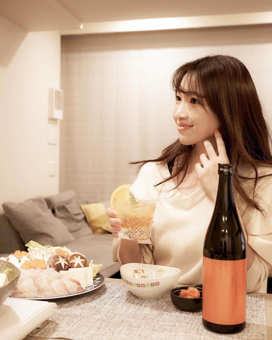 喜田彩子さんのインスタグラム写真 - (喜田彩子Instagram)「﻿ ﻿ お家で簡単焼酎カクテル🍹﻿ ﻿ 【芋焼酎×レモンティー！】﻿ ・芋焼酎：40ml﻿ ・レモンティー：90ml﻿ グラスに氷、焼酎、レモンティーを入れるだけ。﻿ ﻿ ﻿ おうち時間が増えて、以前より晩酌をするように🍶✨﻿ 『おうちで焼酎カクテルキャンペーン』が開催されていて、焼酎や泡盛を使用したオリジナルカクテルに#おうちで焼酎カクテル をつけて投稿すると、本格焼酎と泡盛が当たるよ✨﻿ ﻿ stayhomeを楽しく〜〜♫﻿ ﻿ ﻿ #おうちで焼酎カクテル #cocktail #pr #晩酌 #焼酎 #カクテル #おうち時間 ﻿」2月10日 19時46分 - ayacokida