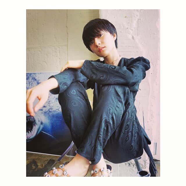 青波凜のインスタグラム：「🌀  渦巻き模様の古着で可愛かったです☺︎  そして....背後にご注意！  🦈  #photography  #vintagefashion  #古着  #写真」