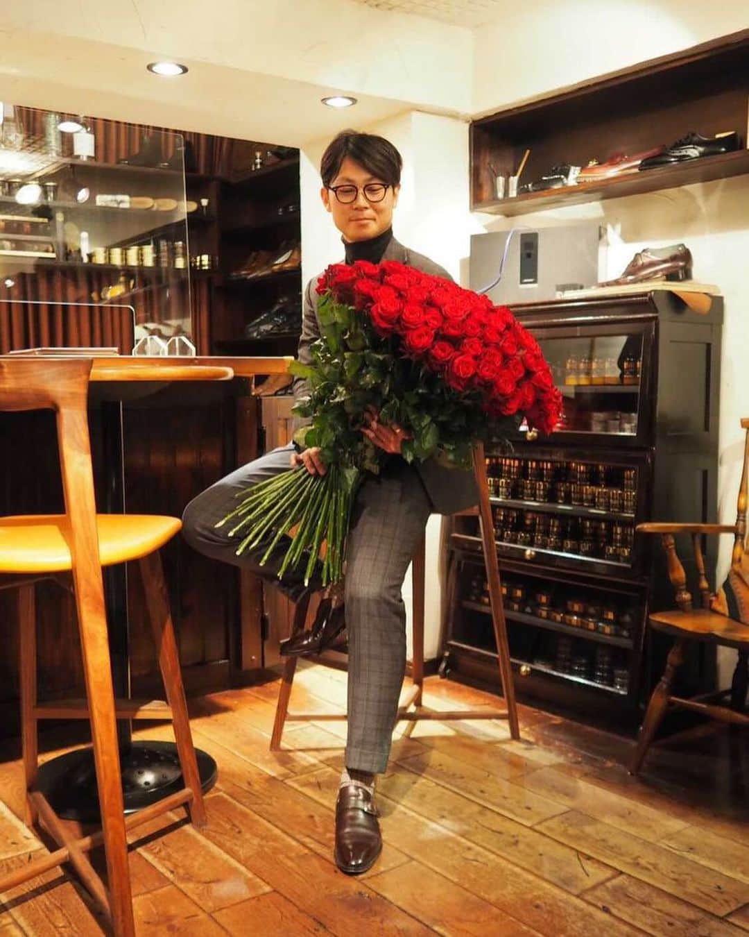 Yuya Hasegawaさんのインスタグラム写真 - (Yuya HasegawaInstagram)「【2/12 Brift H meets "Flower Valentines day"】 Brift H 青山店で2/12にカウンター磨きをご予約頂いたお客様にはバラを一輪プレゼントします🌹 今回はFlower Valentine dayを、 @dodo_tokyo さんにご提案頂き開催させて頂くことになりました😁 アマダというバーガンディーが美しく妖艶な薔薇を差し上げてますのでこの機会にぜひお越しいただけたら幸いです。 靴を磨き男を磨く紳士の皆様ぜひ！！ ※詳しくはBrift Hのブログで書いてますので良かったらご覧ください！  #flowervalentine #rose #dodo #dodotokyo #brifth #shoeshine #gentleman  #薔薇が重いのでスクワット」2月10日 19時41分 - yuya.hasegawa.brift.h