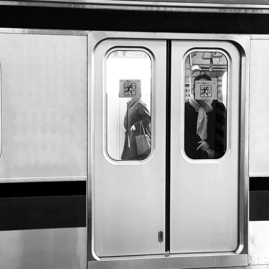 naotakeのインスタグラム：「匿名 - Anonymity / iPhone 12 Pro Max & Snapseed, 20210211 . . 出先からの帰りのバス。窓を全開にしている人がいて、凍るかと思った。 . . #spicollective #royalsnappingartists #infamous_family #rsa_main #infinity_photo_cult #jp_gallery_member #jp_gallery_bnw #trb_bnw #wp_bnw  #bnw_life #bnwlife_member #bnw_life_shots #bnw_captures #world_bnw #top_bnw #team_jp_ #team_jp_モノクロ #ig_energy_bw #ig_nihon #streetphotographybnw #igersjp #blackandwhite #bnw #bnwphoto #monochrome #bw #bnwphotography #ShotOniPhone #shotoniphone12promax」