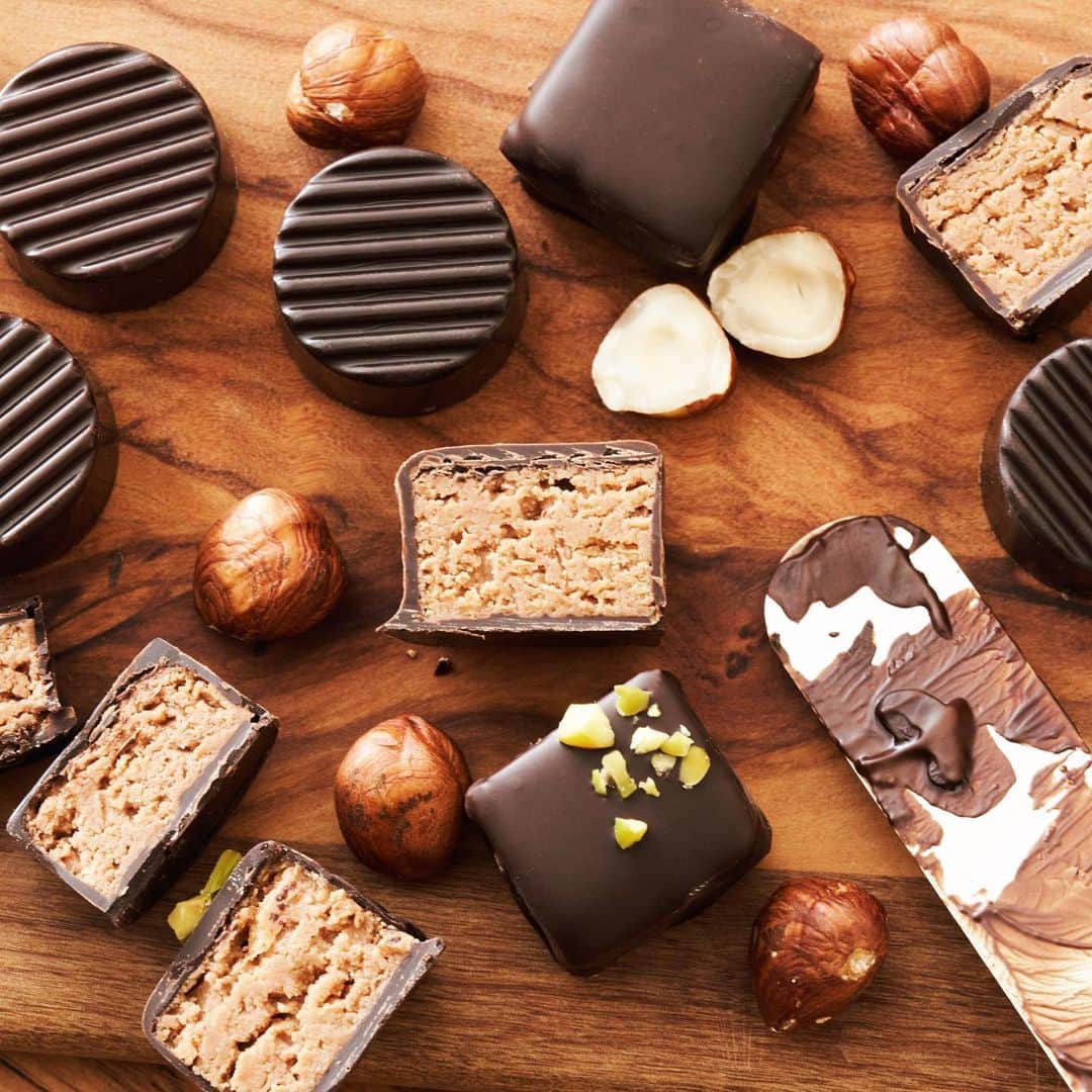 EMOJOIE CUISINEさんのインスタグラム写真 - (EMOJOIE CUISINEInstagram)「ジャンドゥーヤのボンボンショコラの動画をYouTubeに投稿しました！  ジャンドゥーヤは香ばしく焼いたヘーゼルナッツとチョコレートのイタリア菓子です。  そのジャンドゥーヤにカリカリのフィヤンティーヌを加えてザクザク食感にしてチョコレートに詰めました。  また、電子レンジでのチョコレートテンパリング方法、シードテンパリングを詳しく説明していますので参考にしてください。  I’ve posted a video making Gianduja Chocolate Bonbons. Gianduja is an Italian confection made of chocolate with fragrant roast hazelnut paste. Also, I’m introducing 2 kinds of ways for chocolate tempering.  チョコレートのコーティングは手間がかかるので大変ですが、 ジャンドゥーヤは簡単で、すっごく美味しいのでぜひ試してみてください！  The chocolate coating is a lot of work, but Gianduja is very simple to make and delicious. Please give it a try!  Gianduja Chocolate Bonbons Recipe  Chocolate Tempering  ジャンドゥーヤのボンボンショコラとチョコレートテンパリング  https://youtu.be/8mP2dB-yFrs  #foodpics  #instafood  #お菓子作り  #dessert #chocolate #gianduja #バレンタインチョコ #ボンボンショコラ #手作りバレンタインチョコ #バレンタインレシピ」2月10日 19時43分 - emojoiecuisine