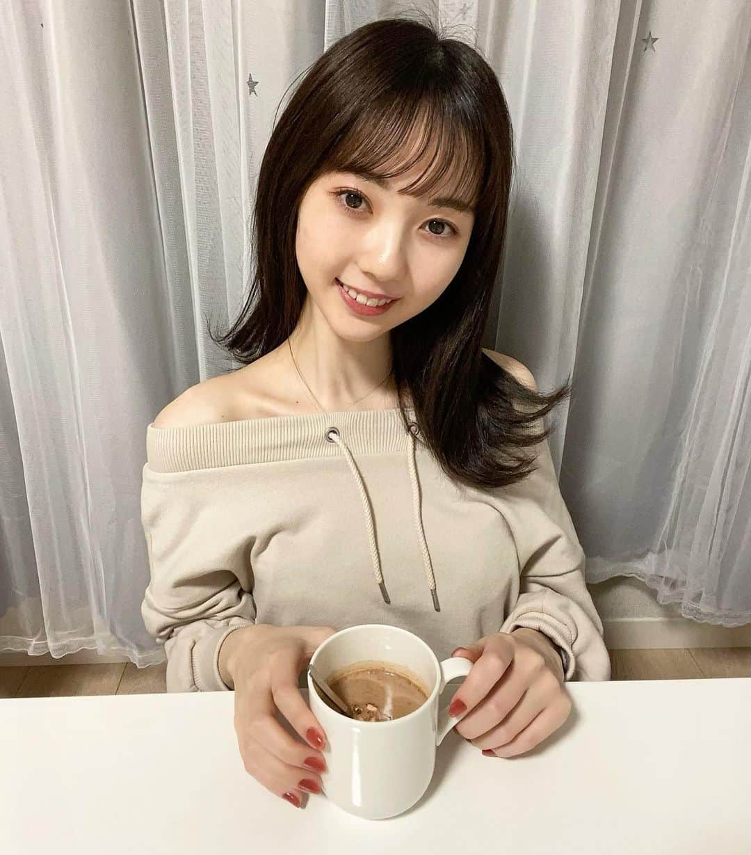 漆畑瑠菜のインスタグラム：「イベント終わったあとのまったり時間☕️ 久々に上位入れて嬉しかったな🥺 ・ #iPhoneカメラ#セルフィー#ナチュラルメイク  #おうち時間#自撮り#いいね返し#フォロー #イチナナライブ#ライバー#ライブ配信 #クレープは#賞味期限#じゃなくて#消費期限#切れ #夜更かし#深夜#たまには#デブ活」