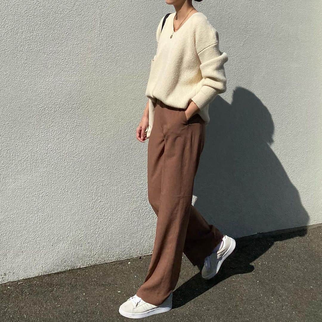 のインスタグラム：「あたたかいね🌞  UNIQLO U のリラックスストレートパンツ 楽ちんだし長さもあるし最高♡ いっぱいはこう☺️🎶  tops. #birthdaybashshop  bottom. #uniqlo #uniqlou  shoes. #adidas   #today#code#ootd#outfit#fashion#今日の服#コーデ#ファッション#カジュアル#大人カジュアル#シンプル#リラックスストレートパンツ#スニーカー」