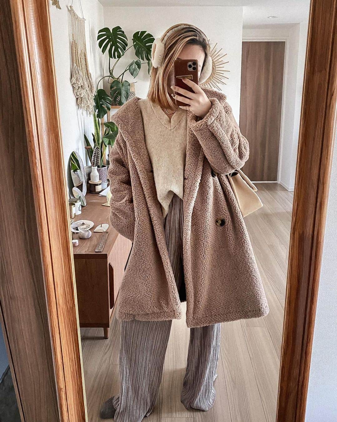 Manamiのインスタグラム：「🐏🐏🐏 まだただ寒すぎて毎日耳あてが必須🥺 Bluetoothのヘッドホンだったことを 買った後に知って得した気分になった 一昨年Canadaで買ったuggのイアマフラー🐏 よく聞かれるから似てるやつ楽天ROOMに載せたよ🙆🏼‍♀️  earmuffs @ugg coat @urbanoutfitters  knit @zara  pants ??? bag @chanelofficial」