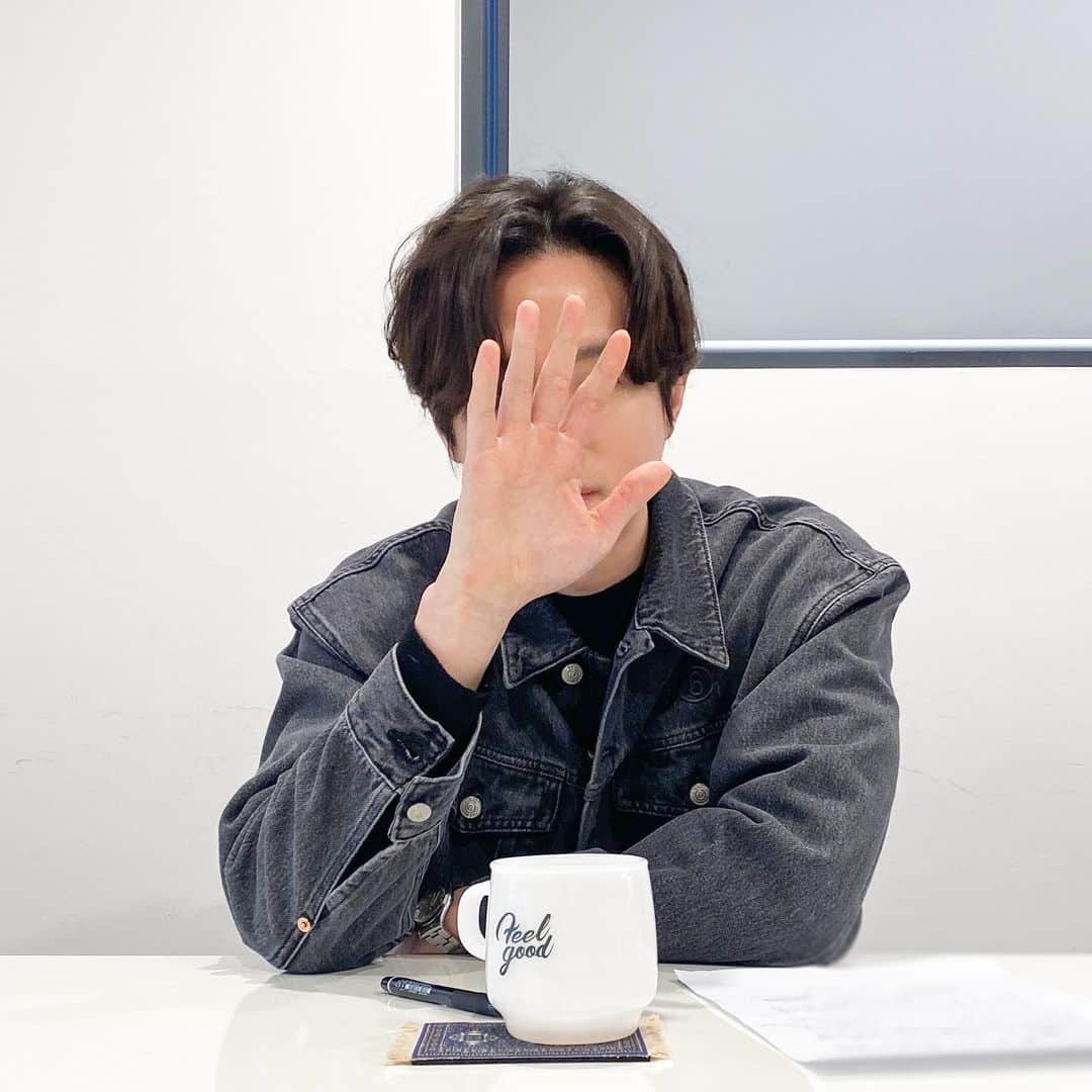 クォン・ユルさんのインスタグラム写真 - (クォン・ユルInstagram)「#권율작성📝 인터뷰 준비 중, #찍지마 #🖐」2月10日 10時53分 - kwonyul_official
