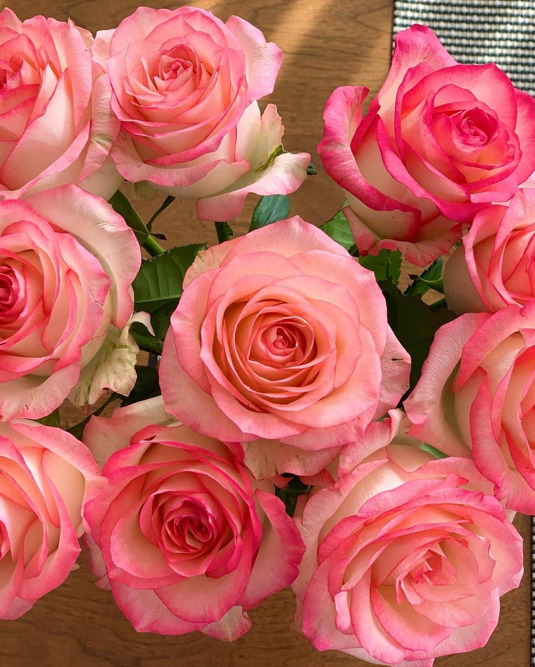 駒田奈美さんのインスタグラム写真 - (駒田奈美Instagram)「・ ・ ・ 『癒されて…』 ・ ・ ダイニングに飾ってあるバラが大きく開いてきた！ ・ ・ 美しい… ・ ・ バラの花に癒されて ・ ・ 今日もHAPPYに過ごしましょ♪ ・ ・ ・ #駒田奈美#オスカープロモーション#モデル#アラフィフ#バラ#花#花束#癒される#ハッピー#happy #rose」2月10日 10時54分 - nami.komada