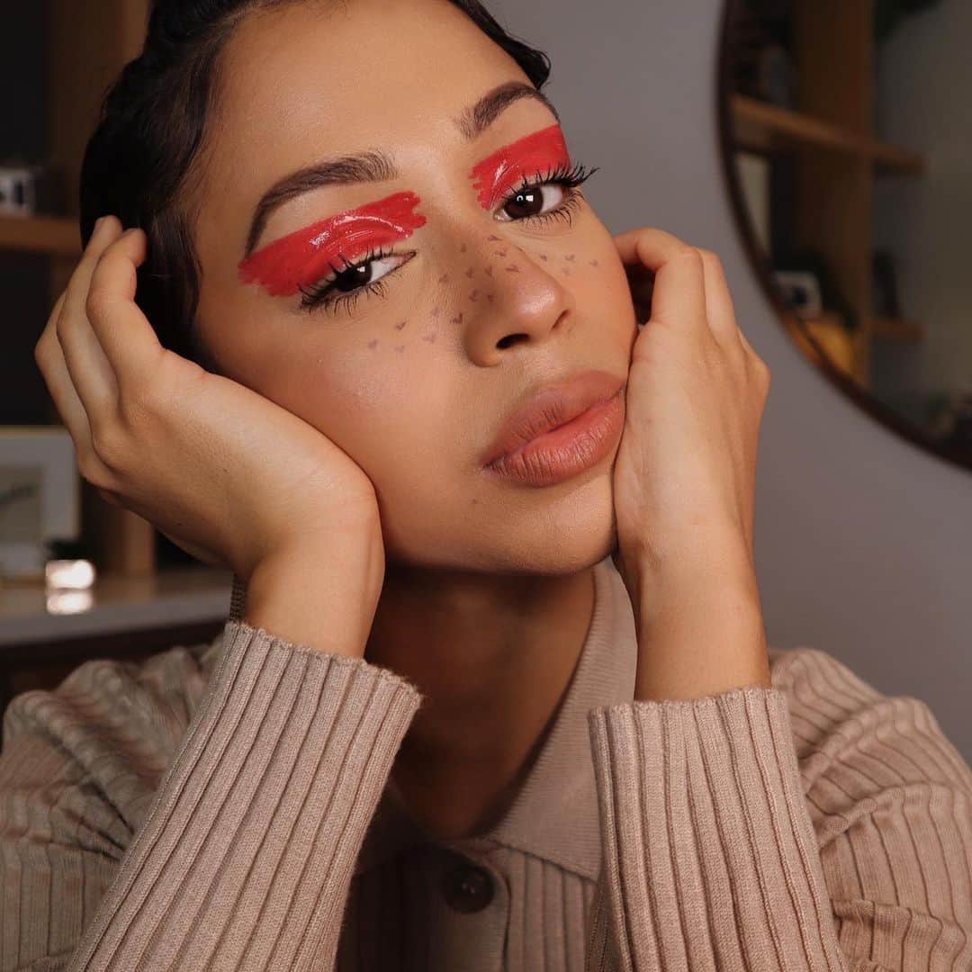 リザ・コッシーのインスタグラム：「i wear my heart on my face  • humbly in love with my One of One collection with @cestmoibeauty and would love to provide yours for an even lovelier price. use code LOVEMOI14 in my link in bio for 14% OFF your valentine. spoil them now through 2/14 •」