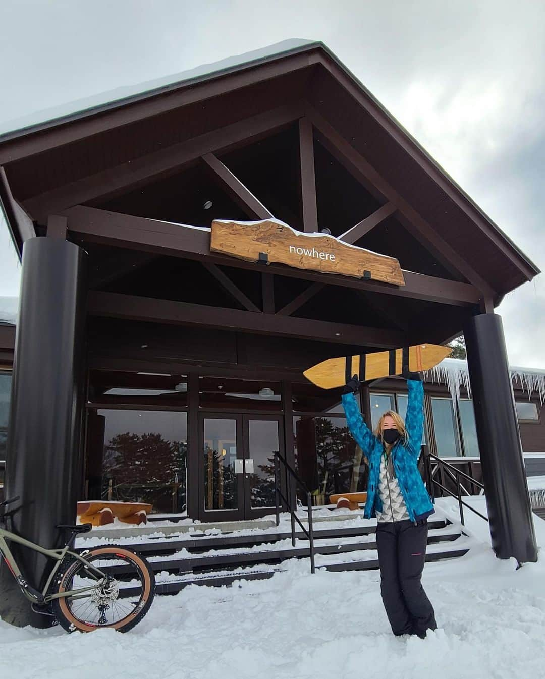 Rediscover Fukushimaさんのインスタグラム写真 - (Rediscover FukushimaInstagram)「Ever heard of a FAT bike?😼🚴🏻‍♂️  Your basic bike won’t move an inch on snow, but fat bikes have got it going on! ✨🥰  I got to try out a riding a fat bike at Nowhere Snow Park. There is a biking course that stretches over 780 meters (853 yards) long where you can try out fat biking in the snow! 😍✨ (You can experience the magic of fat bikes for as cheap as 2000 yen / 20$ an hour!) ✨  At Nowhere Snow Park you can even rent snowmobiles and cruise around a separate snowmobile course!! ✨😆  You can also try out some sledding, “boarding,” and even snowshoeing.😳💕  Stop by the Cafe & activity nowhere for some fantastic coffee, food, and winter/ outdoors activities! 😼✨  ❄️ Be sure to check out @nowhere_numajiri   ( #nowhere #nowheresnowpark #cafeandactivitynowhere #cafenowhere #numajiri #nowherenumajiri #outdoorsjapan #outdoors #outdoorslife #travel #traveljapan #fukushimagram #fukushima #aizu #japow #japowder #winteractivities #ski #snowbike #fatbike #fatbikejapan #カフェ　#ふぁっとばいく　#FATバイク　#沼尻　#福島　#touhoku #tohoku #japones #giappone @fleetactivitiesyokosuka )」2月10日 10時53分 - rediscoverfukushima