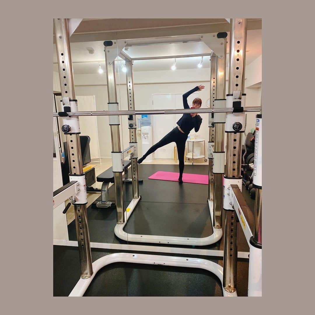 菅長愛子のインスタグラム：「🏃‍♀️🤸‍♂️🧘‍♀️ きましたよ、水曜日。  @slim_jp  本日も"FULLBODY"💪✨✨  21:00までストレッチしながらお待ちください。 大きく丁寧に身体を動かしていきましょうね🌼  #減量 #ジム #トレーニング #ダイエット #ボディメイク #筋トレ #ワークアウト #姿勢改善 #ヒップアップ #オンライントレーニング #腹筋女子 #O脚改善  #二の腕 #背中美人 #美尻  #家トレ#gym#training#workout#personaltraining#diet#bodymake  #筋トレ垢さんと繋がりたい  #ダイエット垢さんと繋がりたい  #筋トレ女子  #筋トレ好きと繋がりたい #ダイエット仲間募集中」