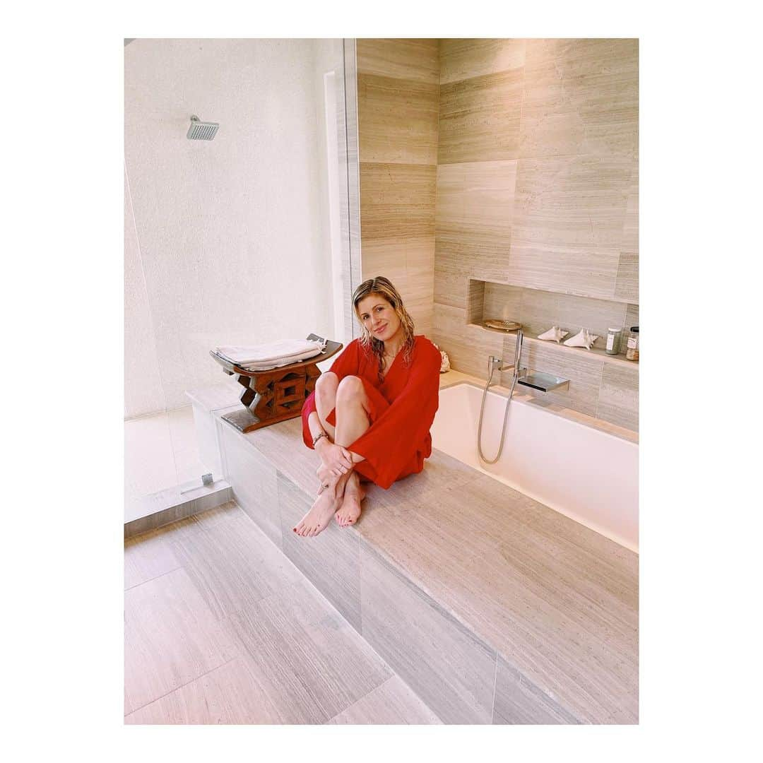 ジェシー・ベイリンのインスタグラム：「meredith made a poppy colored silk duster robe ~ love her, love this piece & I just love love ... ♦️♥️♦️ @meredithkahn」