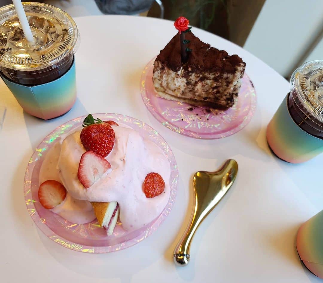 ユ・ハナのインスタグラム：「맛난 케익앞에두고도 괄사얘기로 한시간을🙊 나보다 더 전문가인 친구들👍  곧 괄사 라이브 해야할까바요 괄사러버들 넘 많아요❤   괄사의 최저가는 프롬하나닷컴에서 지금 가능하세요!    @fromhana111」