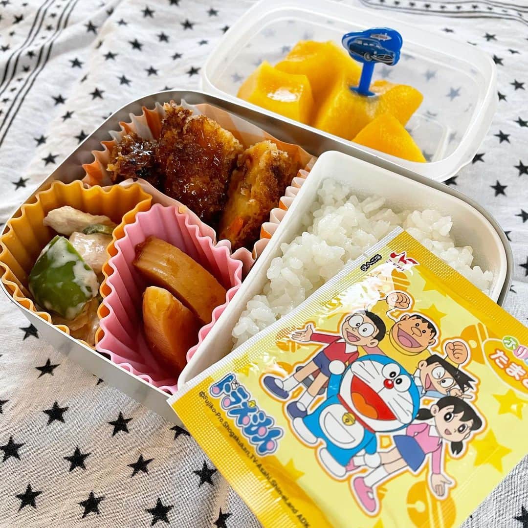 小西ゆりなのインスタグラム：「幼稚園で自分でふりかけをかけたいから白いご飯とのリクエストにより… 手抜き万歳な本日のお弁当👦🍱 今日私が夜まで仕事なので、パパお迎え＝外食が楽しみで仕方ない息子はノリノリで行きました😅 #本日のお弁当 #お弁当記録 #お弁当日記 #お弁当作り楽しもう部 #子供弁当 #幼稚園弁当 #年少弁当 #年少さん #ふりかけ」