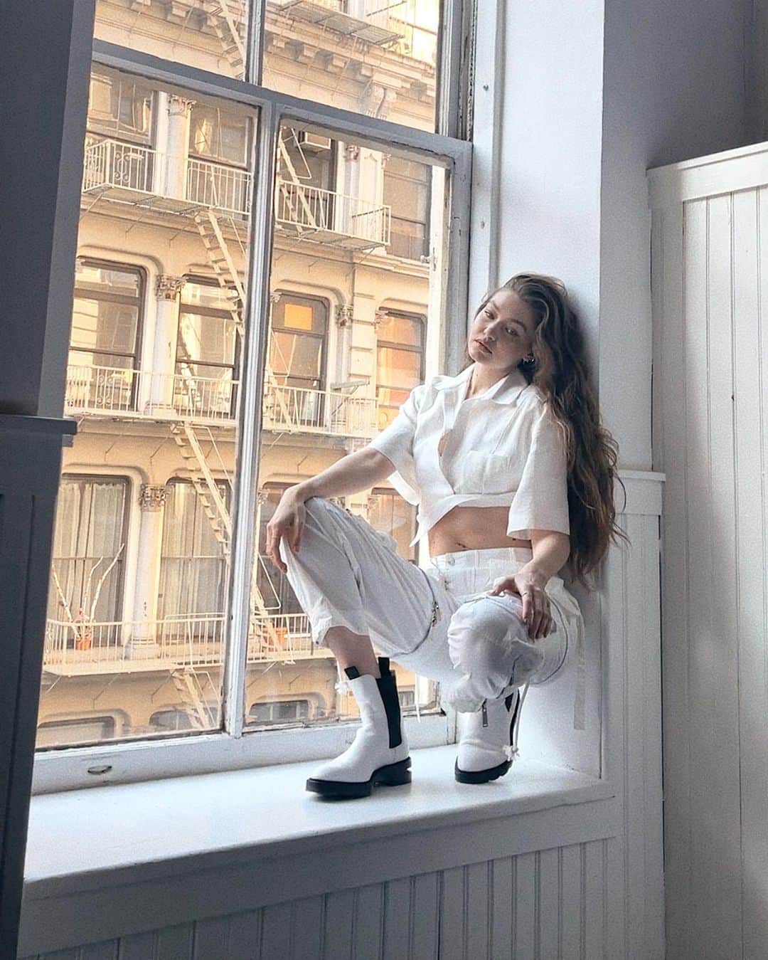 ジジ・ハディッドのインスタグラム：「back to early NYC mornings w my @maybelline fam x @erinparsonsmakeup @elizabethsulcer @estherlangham ☕️☕️☕️」