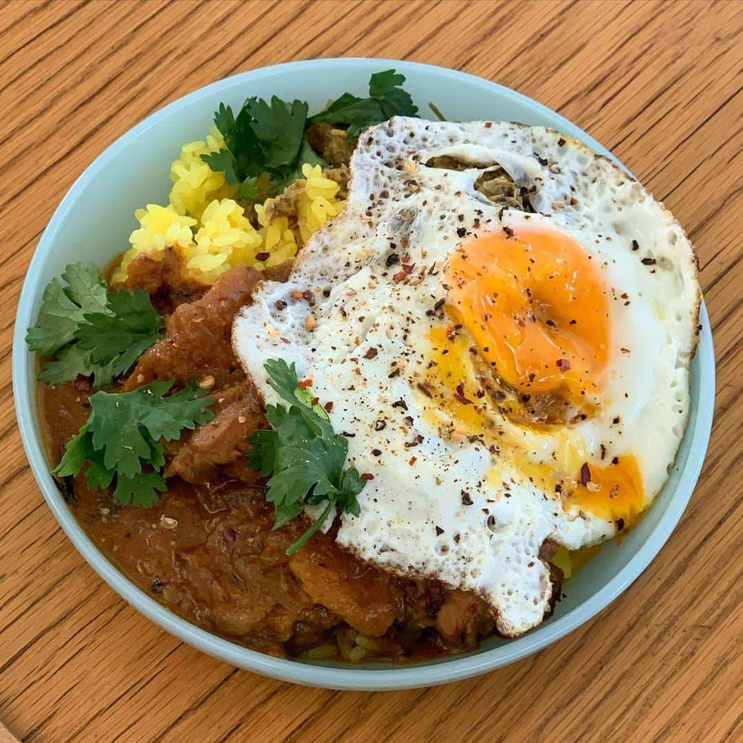 黒沢薫さんのインスタグラム写真 - (黒沢薫Instagram)「朝カレーは追いスパイス必須。 目玉焼きは失敗。 #breakfast #curry #焼き芋チキン #鯖キーマ #friedegg #yummy #spicy #instafood #instacook #ハードコアカレーシンガー #Hardcorecurrysinger」2月10日 11時06分 - kaorukurosawa_lovelife