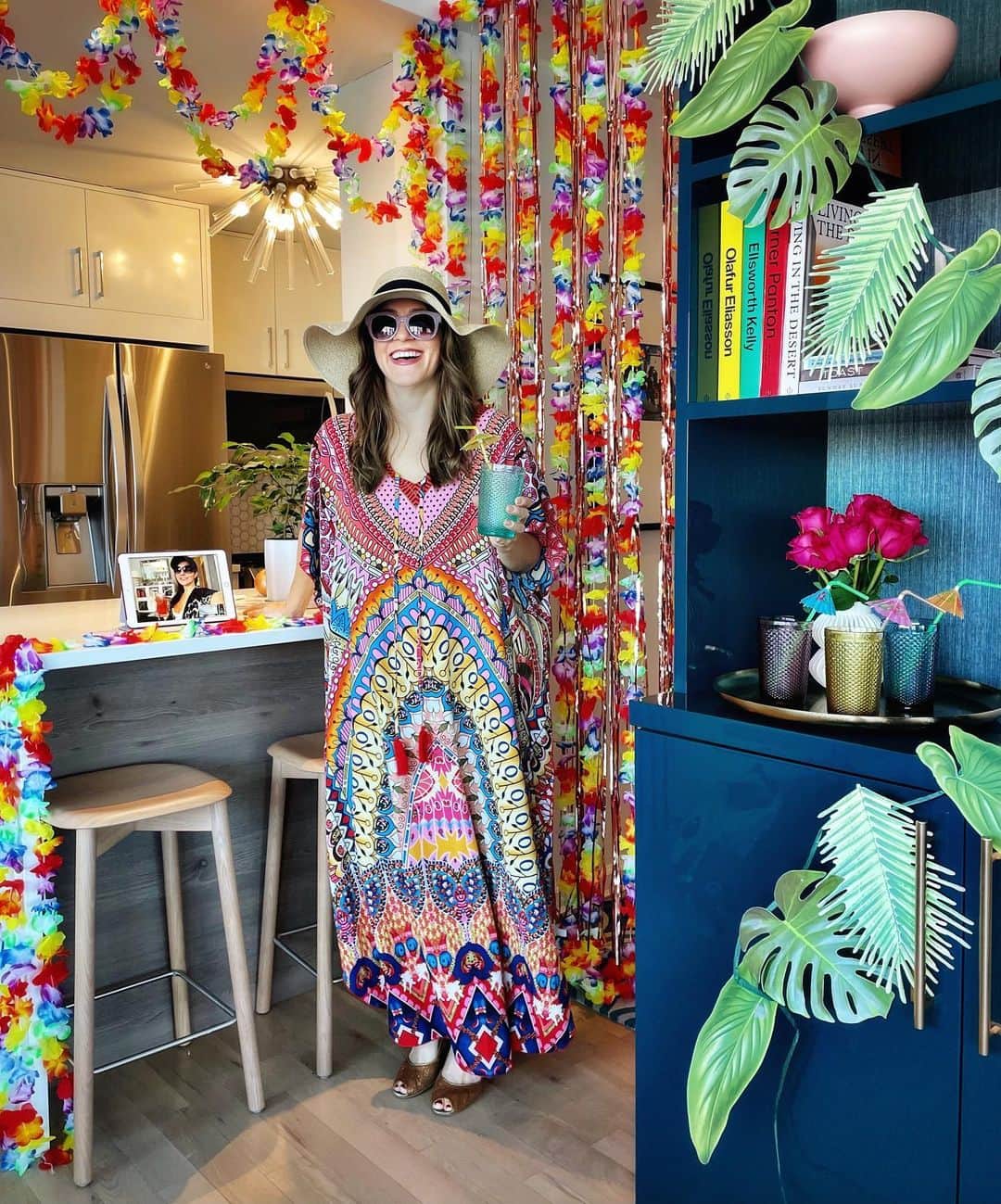 Ilana Wilesのインスタグラム：「I’m not saying you should totally transform your home into a tiki bar and put on your most over the top resort wear to watch the premiere of Barb and Star Go to Vista Del Mar with your BFF over FaceTime, who should be wearing an equally ridiculous outfit, but if you DID, I promise you— it is a very fun time. Thank you to my BFF Emily for being game to have a #BarbandStar virtual watch party! With fruity cocktails, of course. @BarbandStar, starring the hilarious Kristen Wiig, premieres everywhere you rent movies this Friday! #ad」