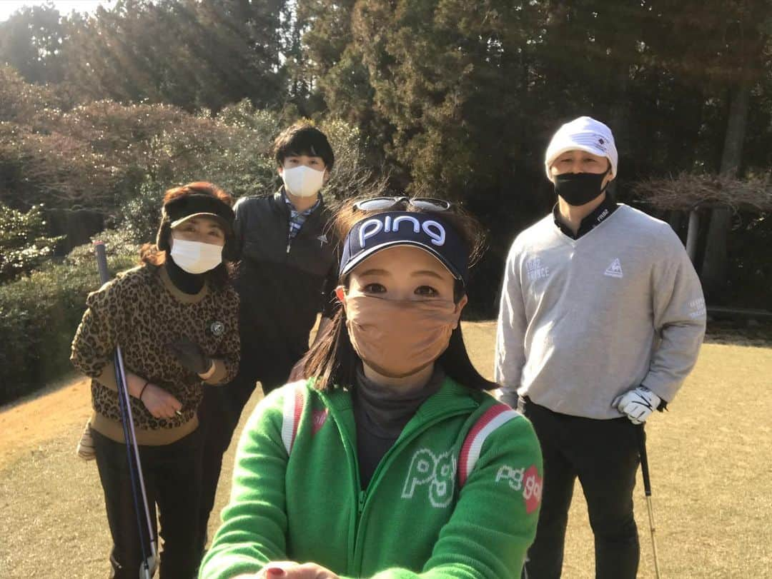 川原由維さんのインスタグラム写真 - (川原由維Instagram)「グループラウンドLesson‼️  初参加の方、久しぶりの方、毎回ご参加の方♫  みんなでアプローチ、バンカーLessonと、ワイワイ✨ ワイワイ✨と言うか… 皆さんそれぞれの悩みを、グループLessonだと、他の人も悩んでたんだーてなると、悩みも共有出来ますね😉 皆さん悩みは一緒です😅  アプローチして、バンカー2時間して、9HのラウンドLesson。 練習で覚えたのを、実戦練習です✨  秘密の練習場で😂 アプローチ、バンカーが1番練習しないとスコアは縮まらないけど、中々現場での練習出来ないから、参加されてる生徒さんは最近のこのコースのラウンドレッスンをとっても楽しみにされてて、喜ばれて嬉しいかぎりです😊  全然ダメなんですー🙅‍♀️て言われて、私が付いて回ったら、めちゃくちゃナイスショット連発生徒さん😂 「あれ？さっきは全然だったのに😅 先生がいてくれないとだめだ〜‼️」 とか、みんなで大爆笑🤣  良いショット、良いパットが出るのが理想だけど、ラウンドレッスンの時は悩んでる事が出るのが私は良いと思ってるので、生徒さんには気にしないでもらってます。 だって、悩んでる事が出た方が解決方レッスン出来るもん😊 せっかくのラウンドレッスンで、悩んでる事の答えを聞いてもらう方が良いし🙆‍♀️  それでも、大好きな生徒さん達が喜んでる顔を見れるのが嬉しくて楽しくて✨ レッスンの後、「楽しかったです〜‼️」て言ってもらえるのが1番嬉しい‼️  全てが上手く行くのが理想だけど、楽しいのが1番‼️ そこに、自分のペースで自分の目標に少しでも近付けて行ける過程が楽しいのだ❣️ 頑張るのは自分次第😊 それぞれのペースで、それぞれの目標へ♫  おつかれさまでした☺️  ラウンドLessonの様子は、次の投稿へ続く👉  #ゴルフ #ゴルフレッスン #ゴルフ男子 #ゴルフ女子 #それぞれの楽しみ方 #自分のペースで #それぞれのペースで #努力して行く過程が楽しい #みんなの笑顔 #最高」2月10日 11時13分 - yui5520