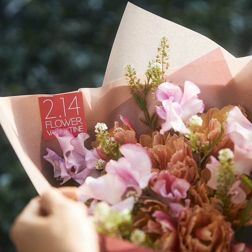 PARCO_ya上野さんのインスタグラム写真 - (PARCO_ya上野Instagram)「バレンタインデーにお花を贈ろう  2月14日はバレンタインデー。 大切な人や日頃お世話になっている人に感謝の気持ちを伝える日。  バレンタインの贈り物にピッタリの2月の花言葉アレンジメントや大切な人を想う気持ちをブーケで表現しました。  バレンタインデーに愛する気持ちや日頃の感謝をお花に込めて伝えてみてはいかがでしょう。  <shop information>﻿ フラワー﻿ 1F : 日比谷花壇﻿ TEL : 03-6284-2887﻿ ﻿ @hibiyakadan_style﻿ #PARCO_ya #parcoya #パルコヤ #パルコヤ上野 #上野 #ueno #日比谷花壇 #hibiyakadan #クリスマスリース #リース #リースブーケ #花のある暮らし #花のある生活 #バレンタイン #バレンタインギフト #バレンタインフラワー #大人のバレンタイン #バレンタインフラワーアレンジメント﻿ #バレンタイン2021up﻿ #ホワイトデー2021pu」2月10日 11時13分 - parco_ya_ueno