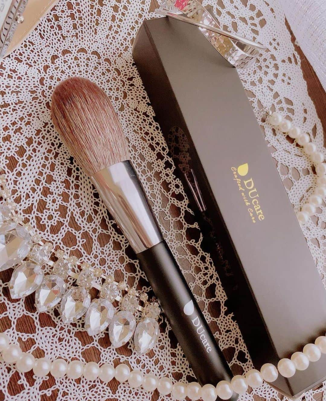 ちゃたさんのインスタグラム写真 - (ちゃたInstagram)「@ducare_docolor_beautystore さまの商品きたぁ！  さすがAmazonプライム⭐️⭐️⭐️翌日配送便利よな🥰💕  購入品とどいた！ 前回プレゼント企画でブラシセットが当選して初めて本格ぶらしを使うようになったんだんだけど、初めてちゃんとしたメイクブラシつかったらチークノリがすごくよくて、他のメーカーさんはまだ試したことないけど、インスタライブでメイク垢の方もブラシ一つ一つこだわりもってて、やっぱハケひとつでもメイクちがうなって！！ 今回太めの買ってみた！！たくさん入ってたブラシセットと合わせて使うんだ💕Amazonヘビーユーザーだからポイント使ったらちょーやすかった！  1000円ほどで格安GET😆💕💕💕💕💕💕元値も1500円くらいで、種類によってはもっもやすいよ！  柔らかいハケが気持ちい！前にコスメショップでチーク用に買ったハケはとりあえずハケの種類とかよくわからないから太くてくるくるして使うのかったけど、触れ心地がちがくて、ほんとこれ柔らかいから敏感肌のわたしには痛くなくてよかった！柔らかすぎて使いづらいとゆー口コミもあったけど、口コミもかなり高評価でインスタグラマーさん愛用してたり、メーカーじたいのアカウントも人気なのがわかる！  ちょっとした小物でもこーゆーのテンションあがる！ ダイソーのハケをつかってたわたしからするとプチ贅沢品😆💕まー、ダイソーも100円でのコスパと可愛さで文句ないしそれはそれでいいけど、ちょっとハケひとつでもやっぱテンション上がるよね😆❤️❤️❤️  たまにプライムセールしてるから今度はタイムセールのときGETしよー❤️❤️❤️❤️❤️❤️  #腕時計#louisvuitton #化粧#化粧道具#メイク#メイク道具#メイク好き #美容好き#美容グッズ#美活#make#beauty#綺麗になりたい #高級腕時計 #watch #コスメ#コフレ#ふんわり#フワフワ#柔らかい#ナチュラルメイク#大人メイク#まま#アラサーメイク#30代メイク#ルイヴィトン #おしゃれ女子#お洒落#女子力向上委員会 #美意識高い人と繋がりたい」2月10日 11時14分 - c.h.a.t.a.13