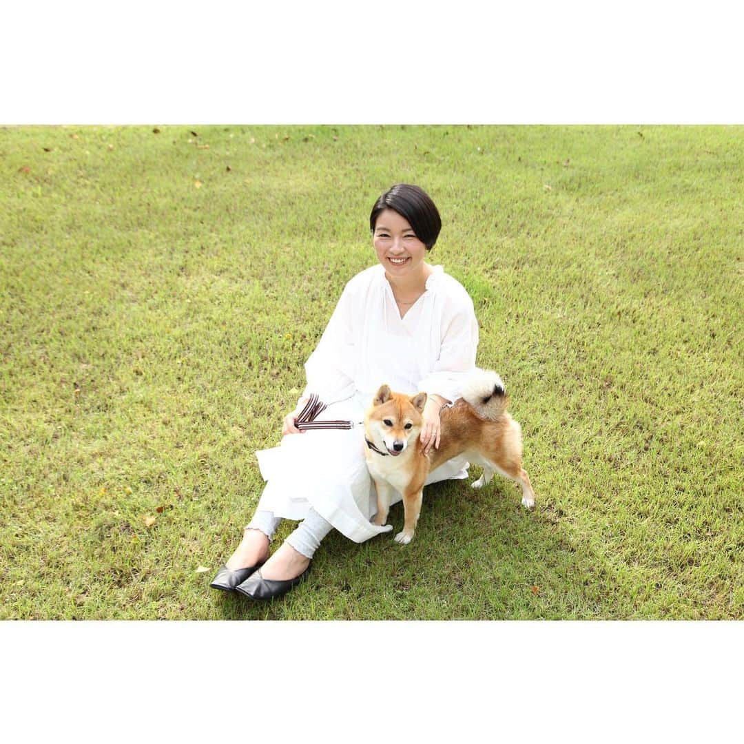 美坂理恵のインスタグラム：「. . すでに遠い昔に感じる... 9ヶ月の時に撮影してもらったマタニティフォトです。  この写真ではあまり分かりませんが、お腹はぽんぽこりんでした🤰  写真を見返すと、つわりや陣痛のつらさなんて忘れ、 トツキトオカしあわせだったなぁとしみじみ思います。  撮影してくださったのはお仕事でもお世話になっている 松下さん。 カメラが苦手なあんもしっかりカメラ目線！  松下さん、カメラマンですが、@sunnydayscoffee  では美味しいコーヒーを出してくださいます☕️  ありがとうございました😊  #マタニティフォト #柴犬あんちゃん #鹿児島マタニティ #鹿児島マタニティフォト」